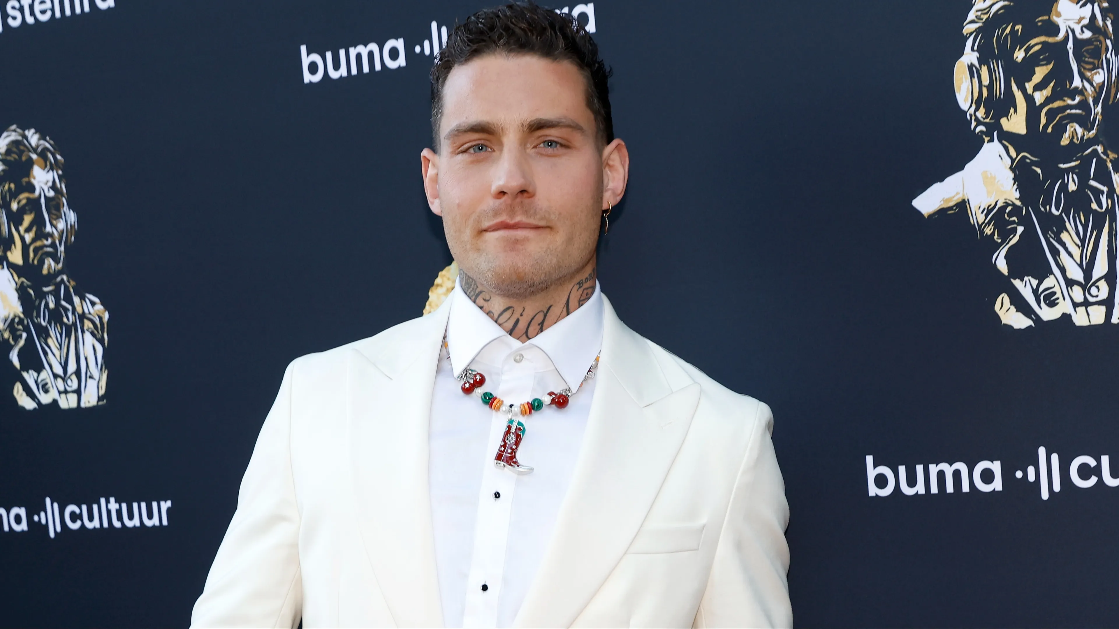 Douwe Bob openhartig over het verlies van zijn stilgeboren zoontje: 'Ik worstel met mijn ongeloof'