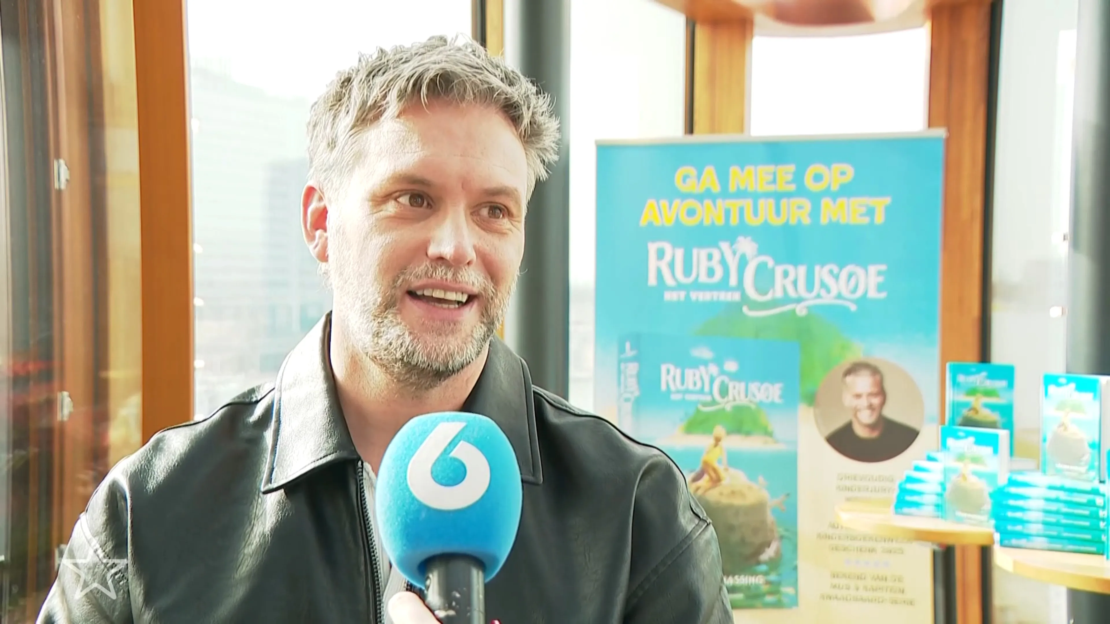 Kevin Hassing presenteert zijn boek, geïnspireerd op zijn avontuur in Expeditie Robinson