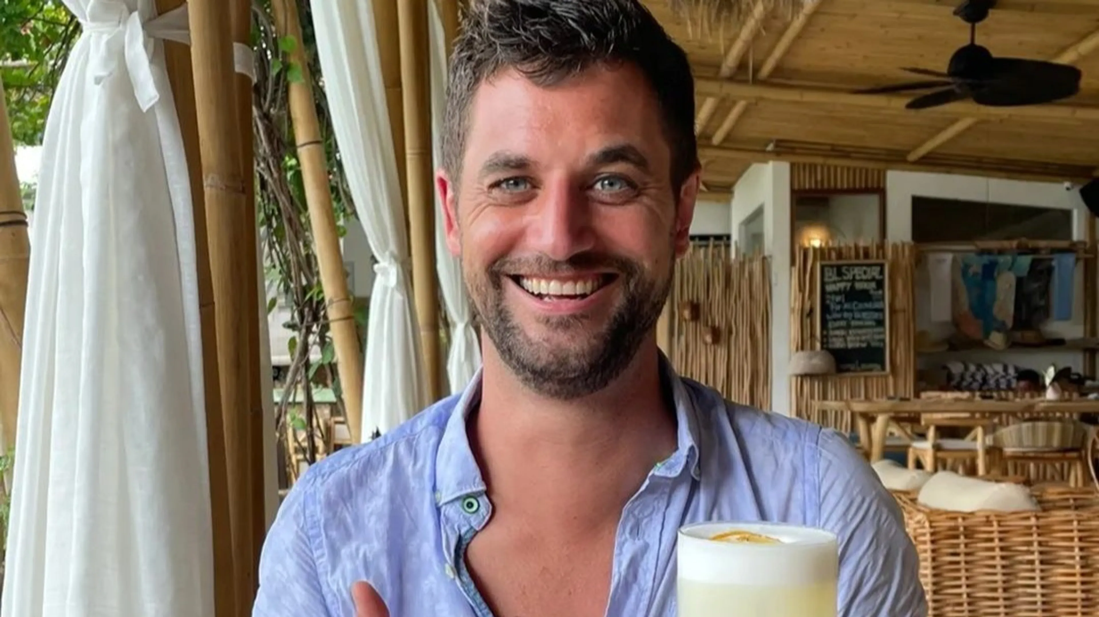 Is de knappe First Dates-barman ontslagen?