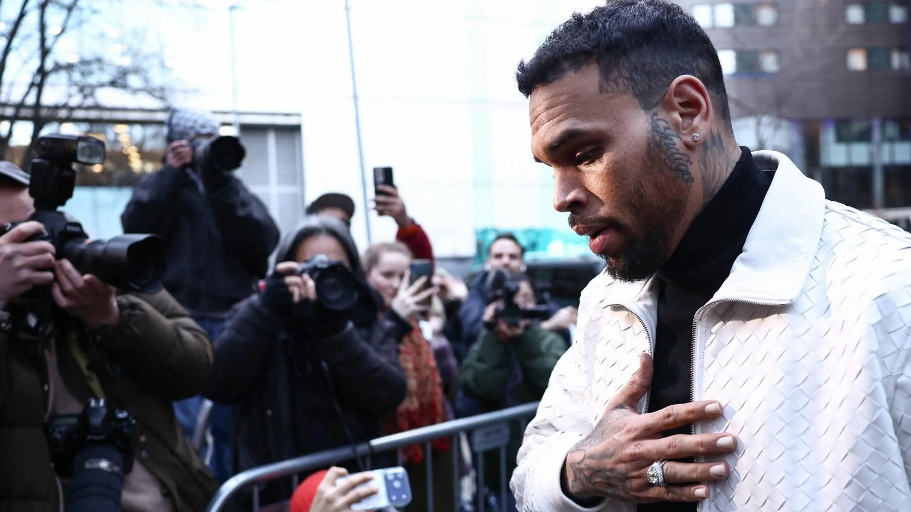 Chris Brown betaalt miljoenen na aanval hond op huishoudster