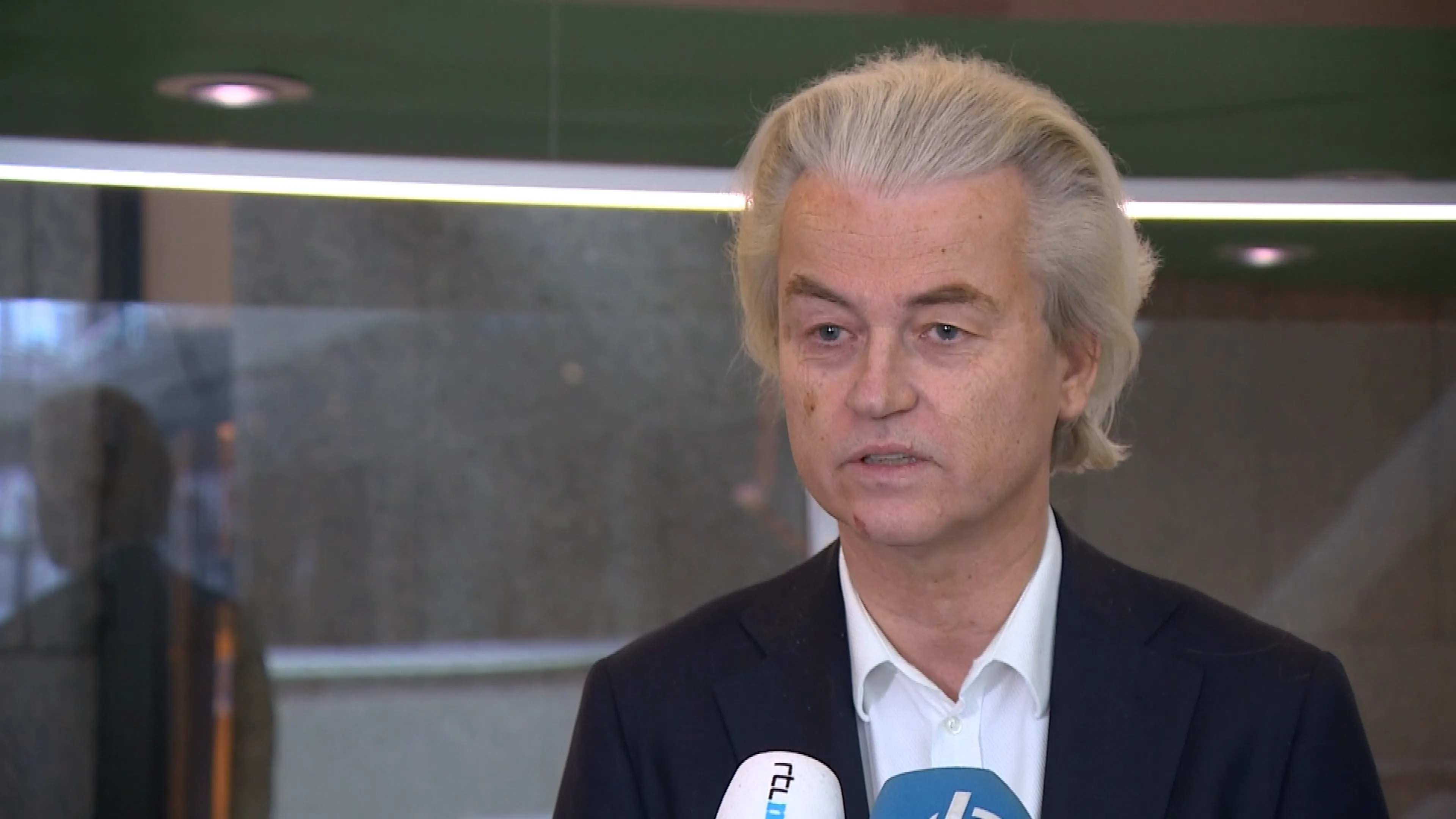 Twitteraars in de war na het zien van gezicht Wilders: 'Heeft hij gevochten?'
