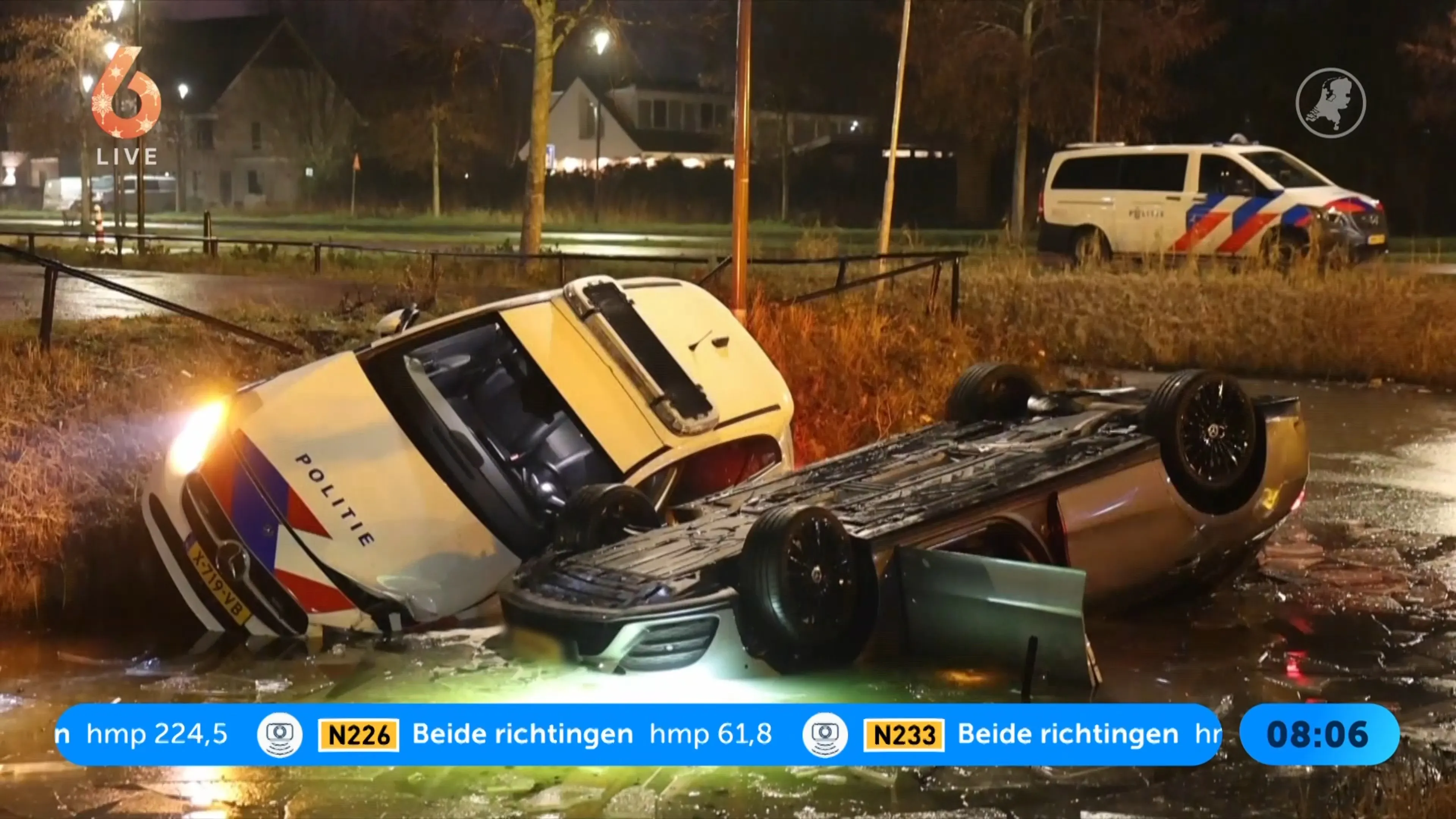 Personenauto en politiewagen glijden door gladheid in sloot Rijswijk (Hart van Nederland)