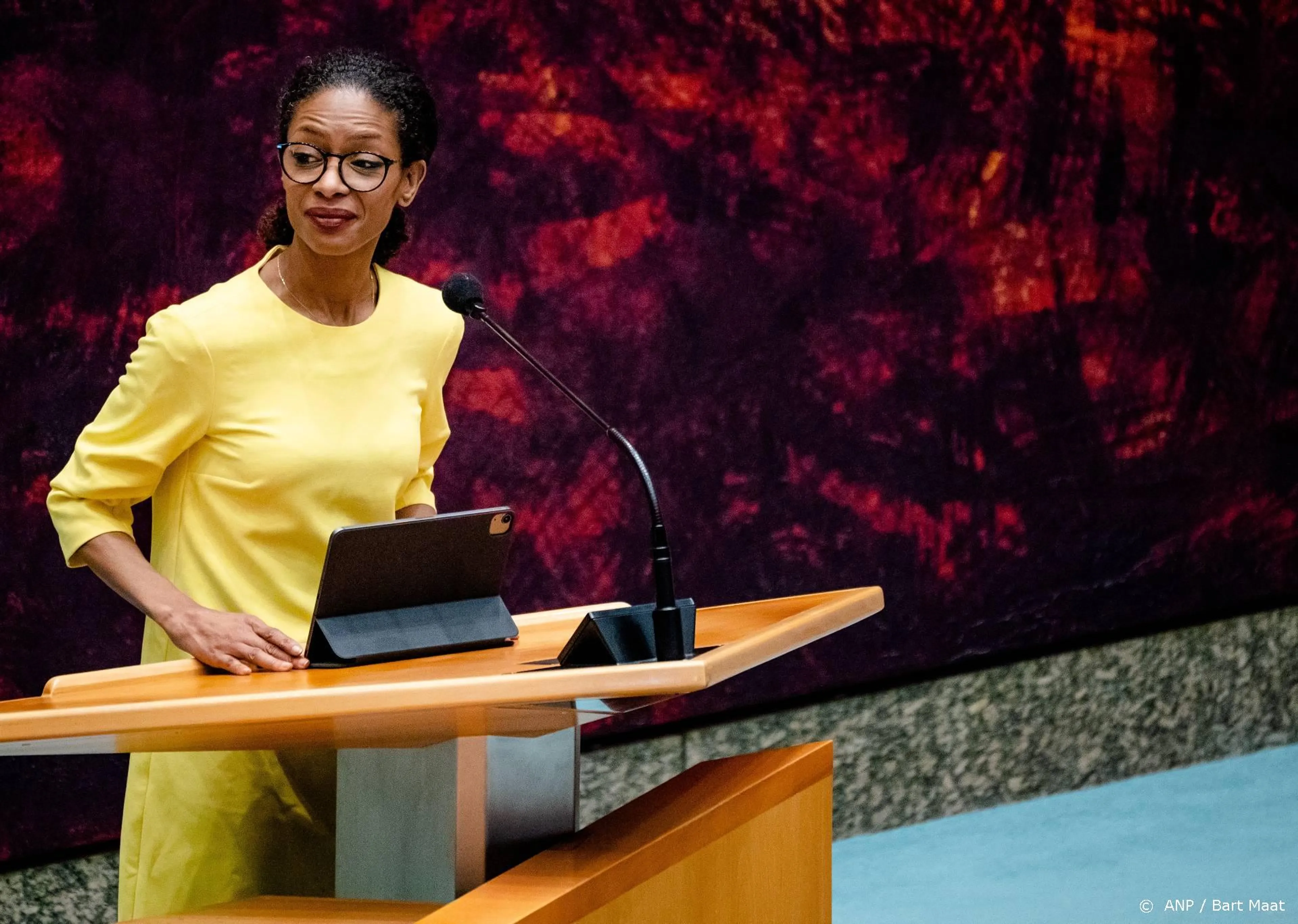 Stella Bergsma geeft Sylvana Simons T-shirt met 'Geïrriteerd'