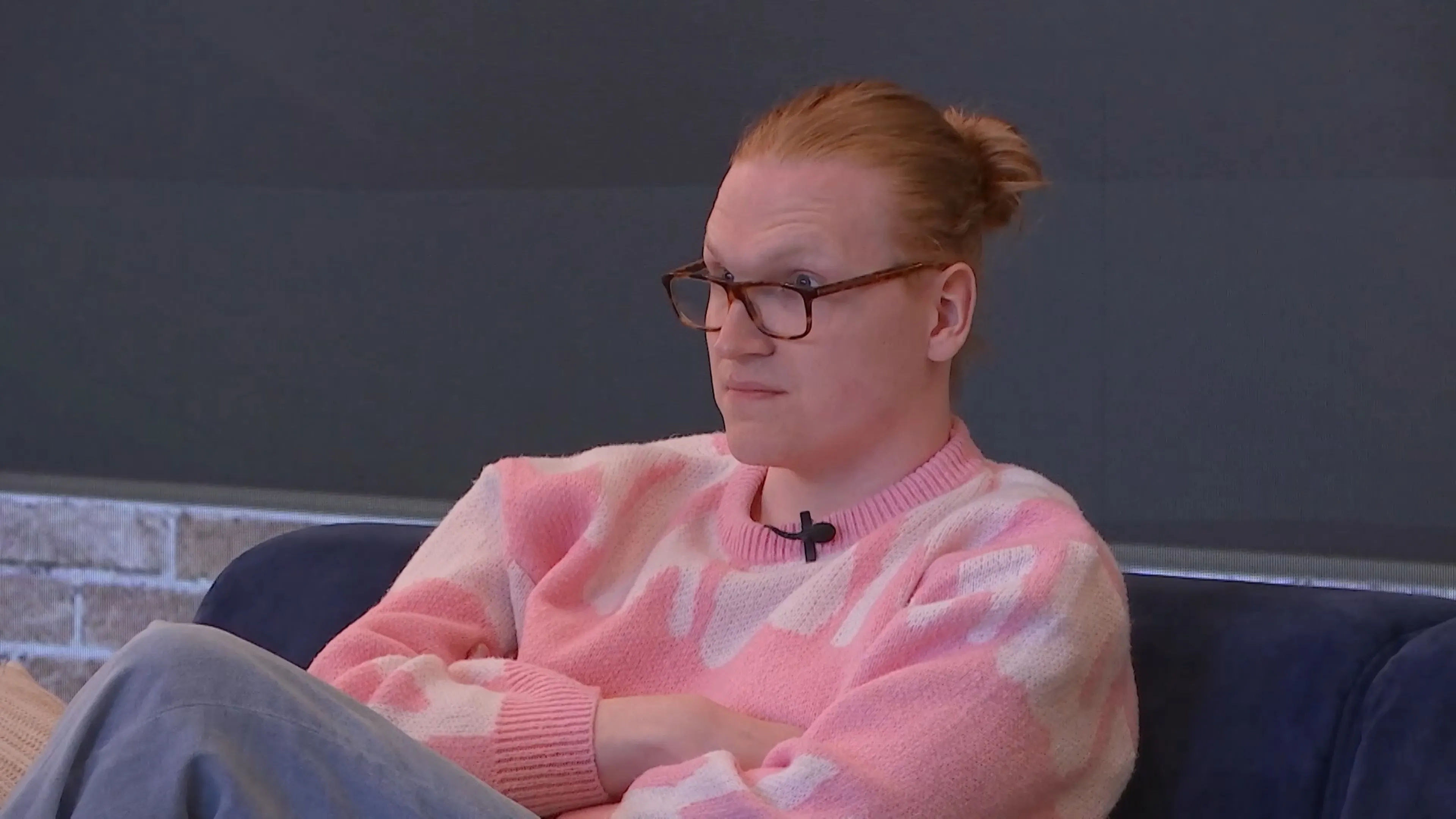Melvin houdt zijn poot stijf tijdens dispuut in de loods