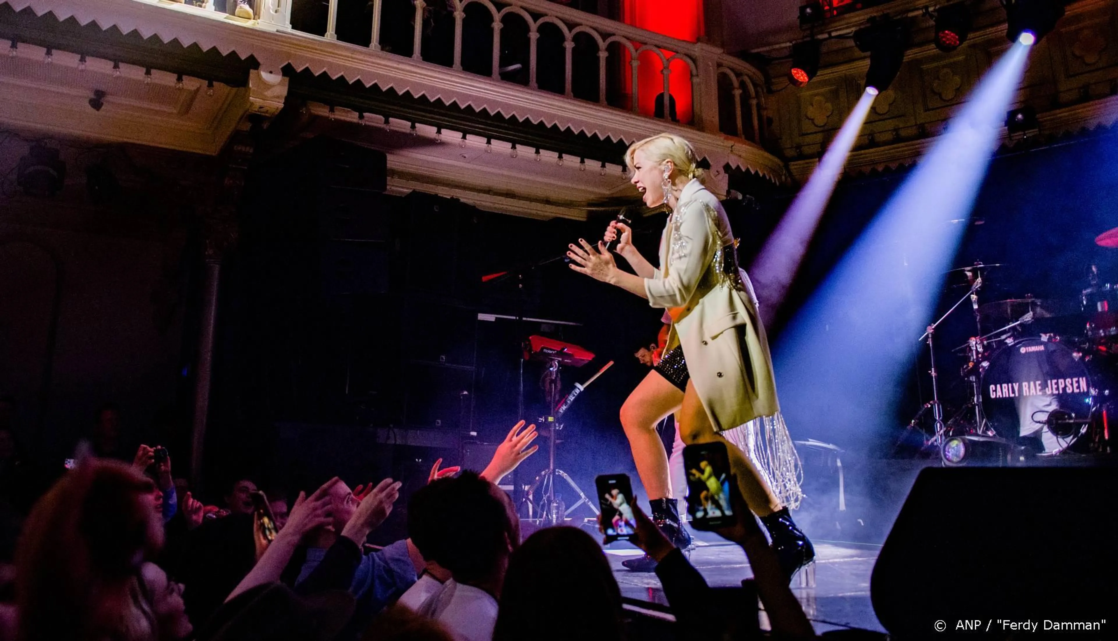 Carly Rae Jepsen annuleert concert door keelproblemen