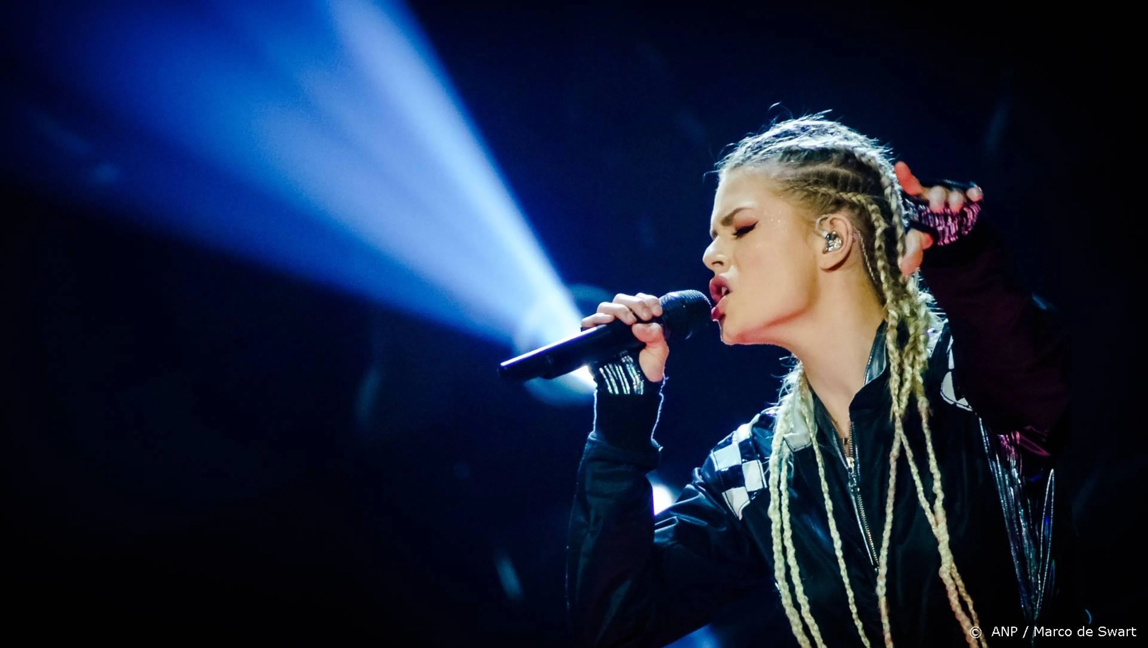 LUISTER HIER: Davina Michelle zingt titelsong Big Brother