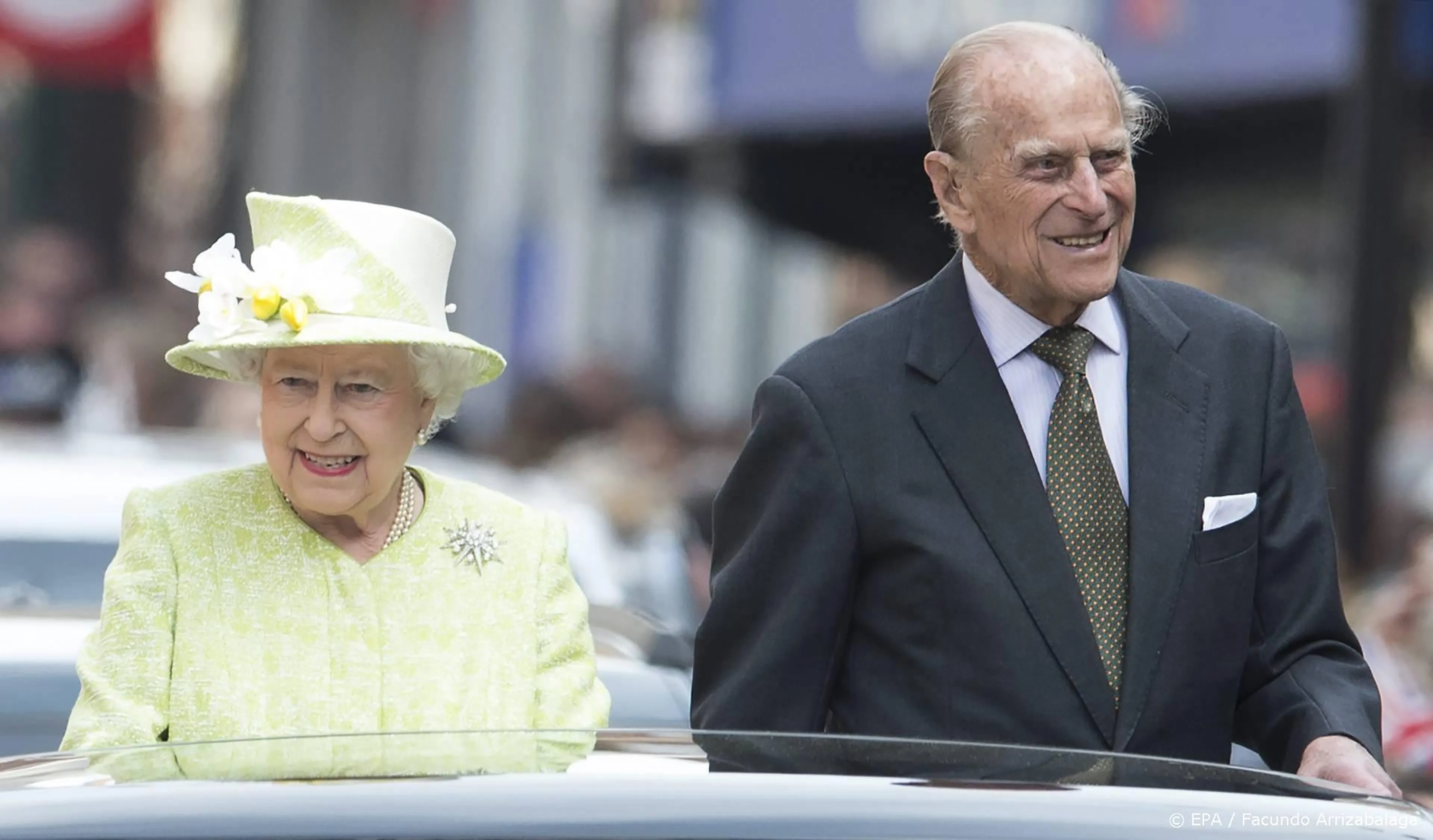 Eerste fysieke publieke optreden Elizabeth sinds overlijden Philip