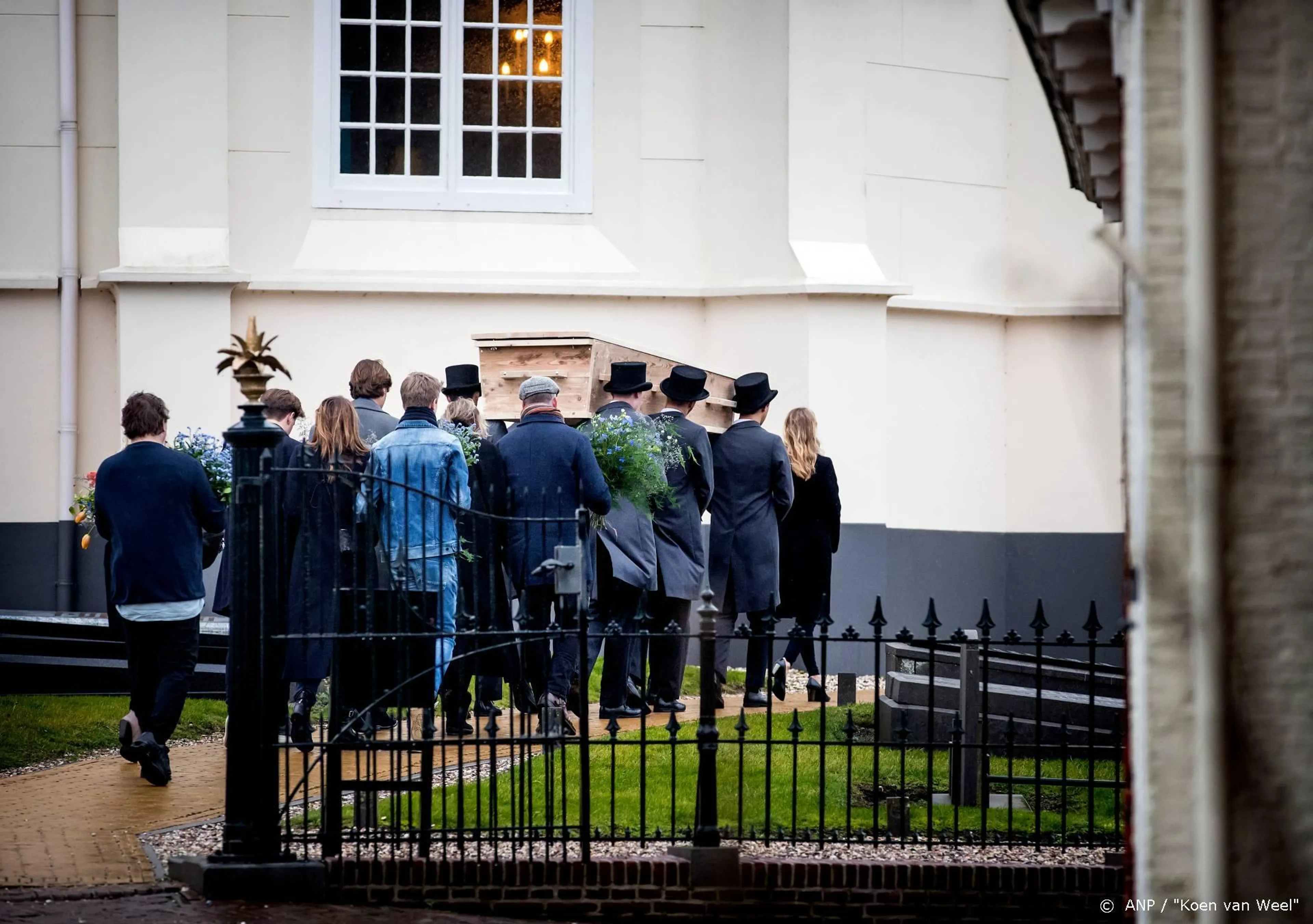 Aart Staartjes in besloten kring begraven