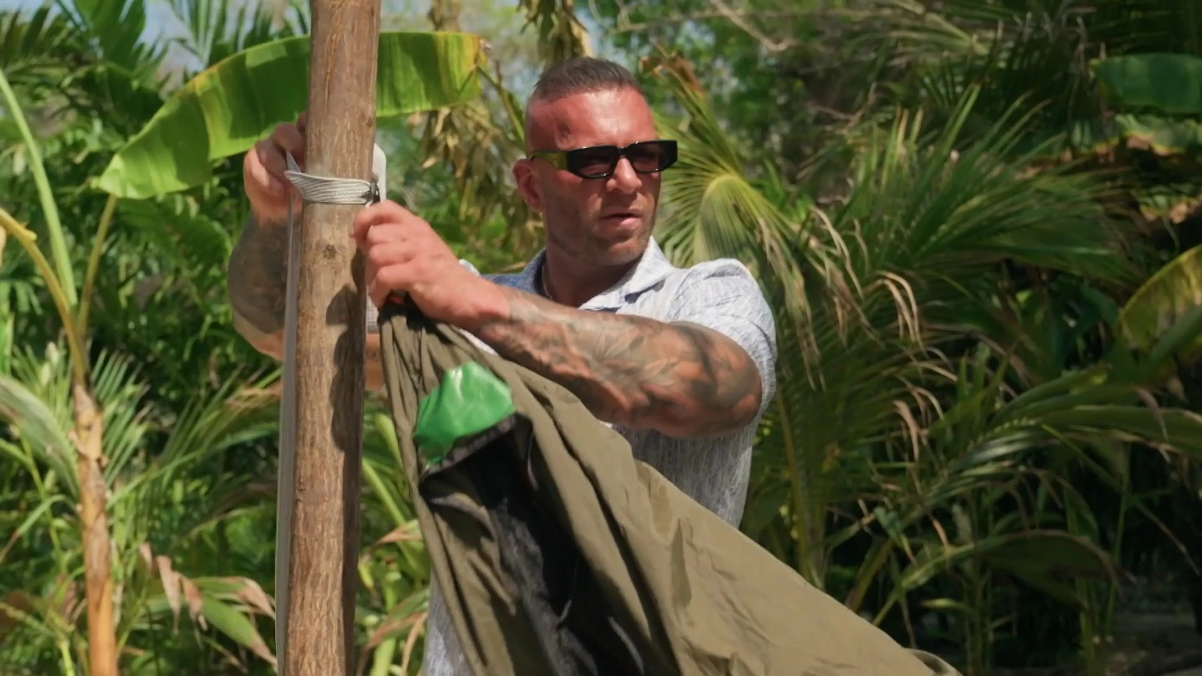 Luca is klaar met het commentaar van René in Anti Survival Show