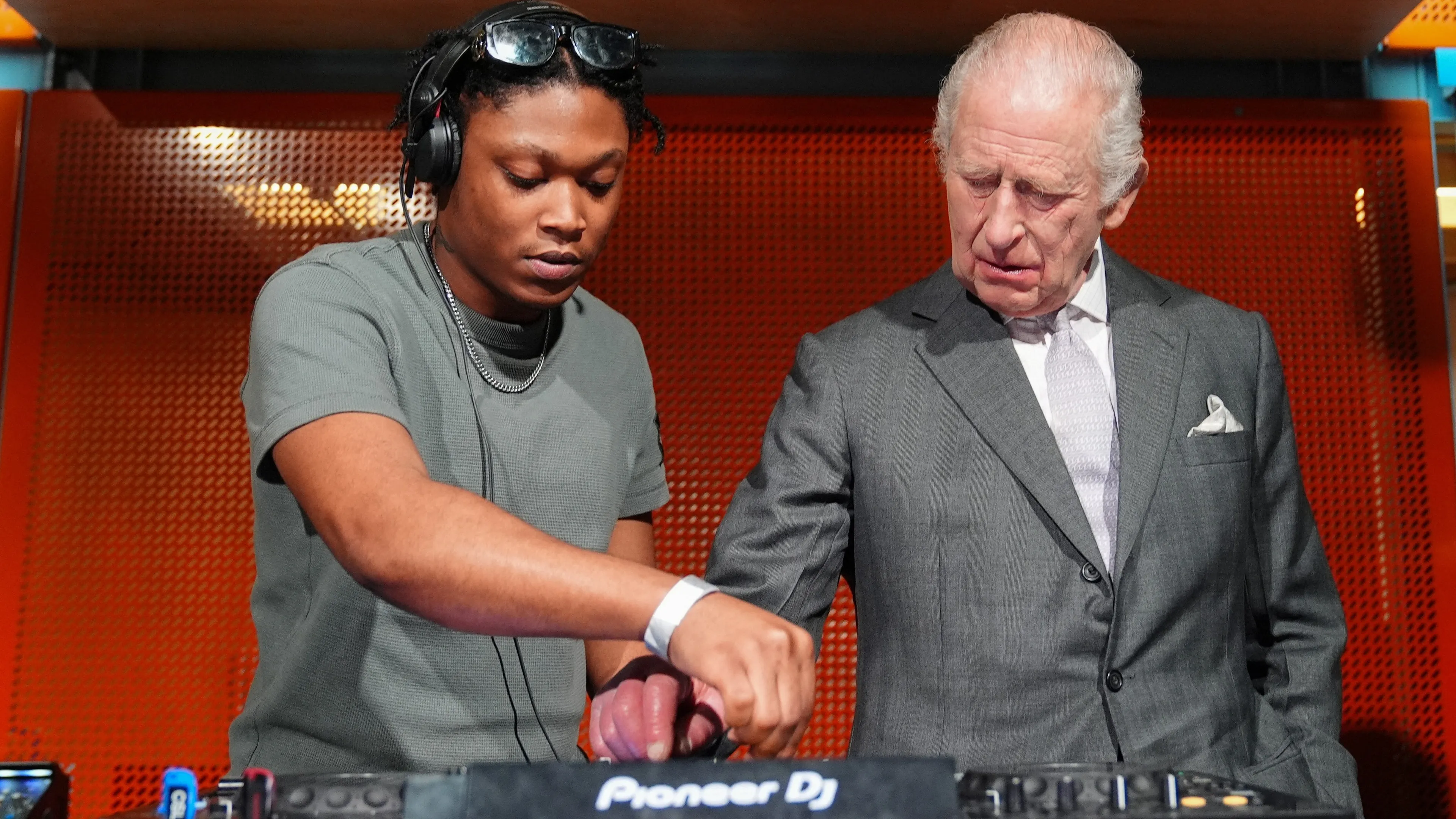 Opvallende beelden van koning Charles als dj