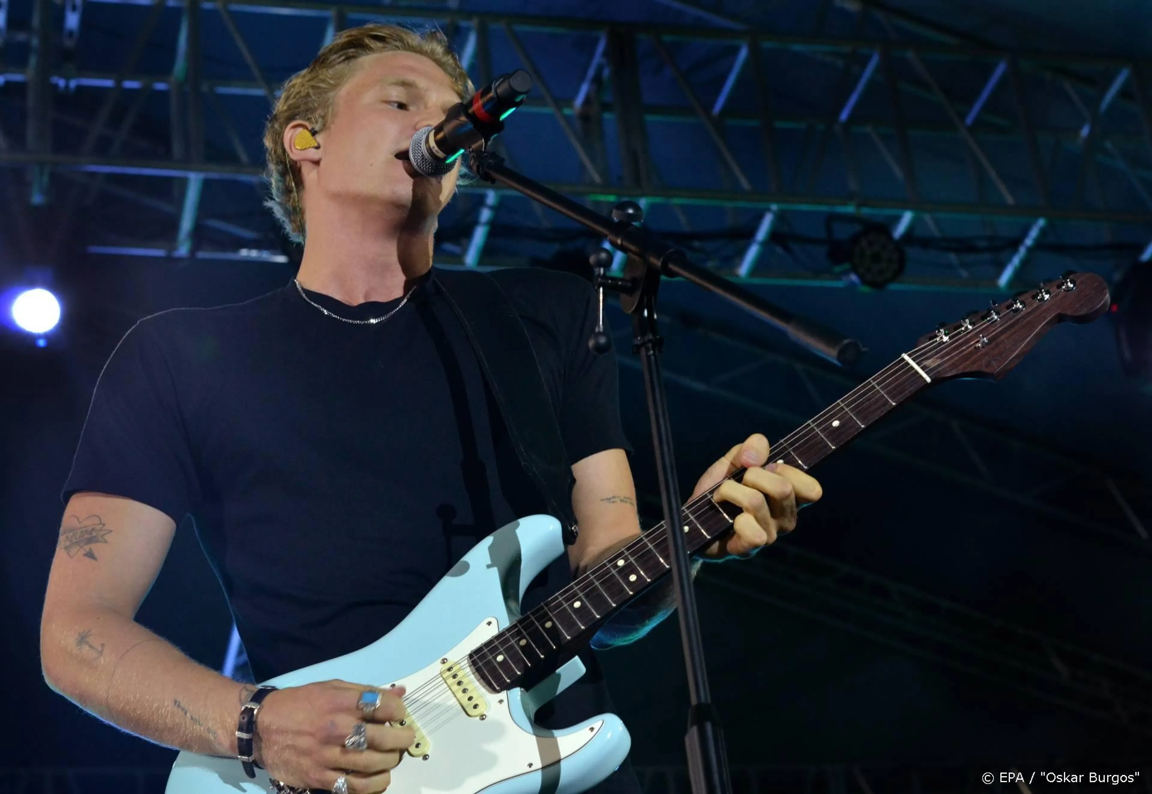 Miley Cyrus en Cody Simpson bezorgen taco's bij ziekenhuis