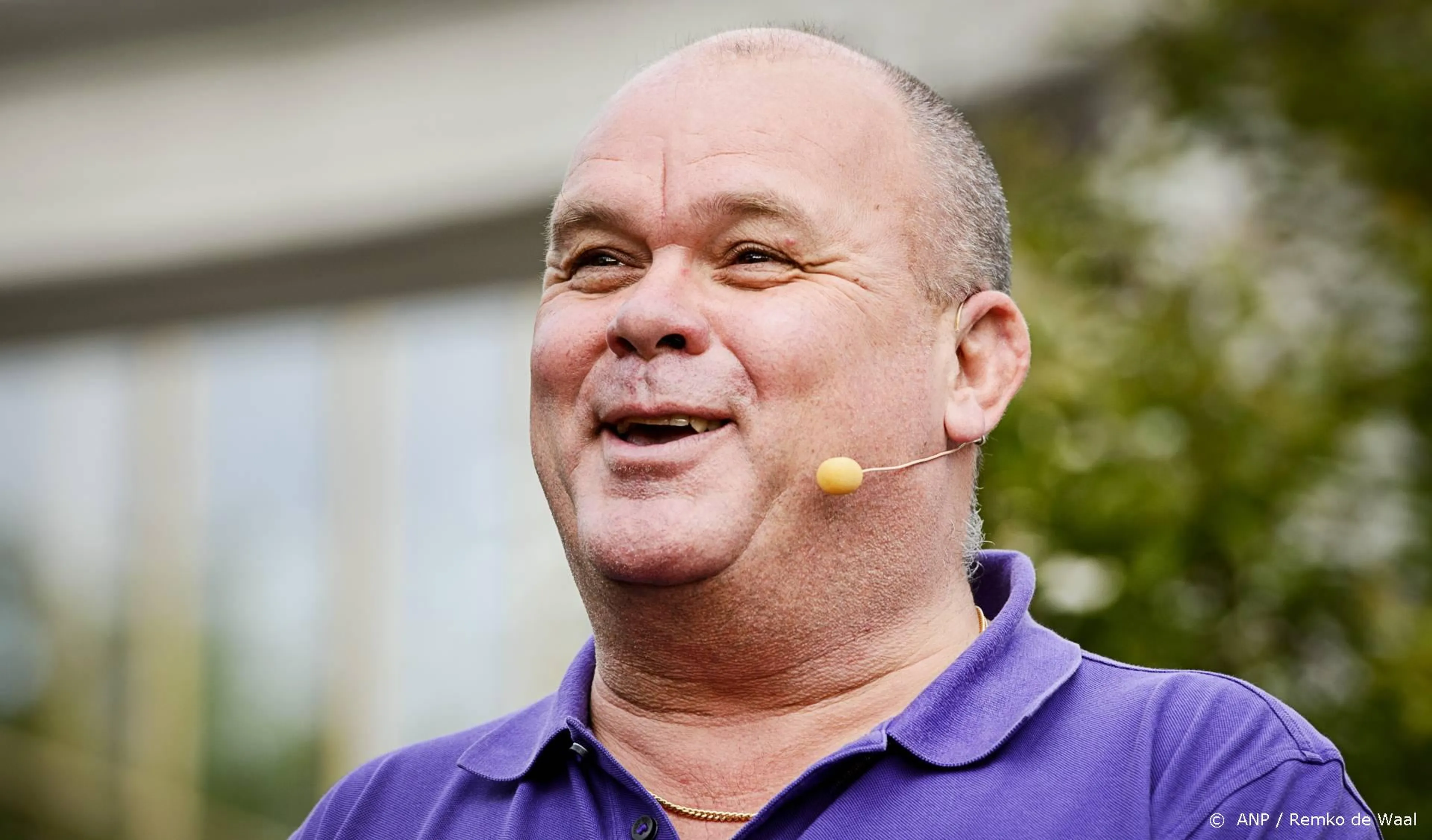 De Leeuw komt met Busje Komt Zo-special in plaats van Knoop Gala