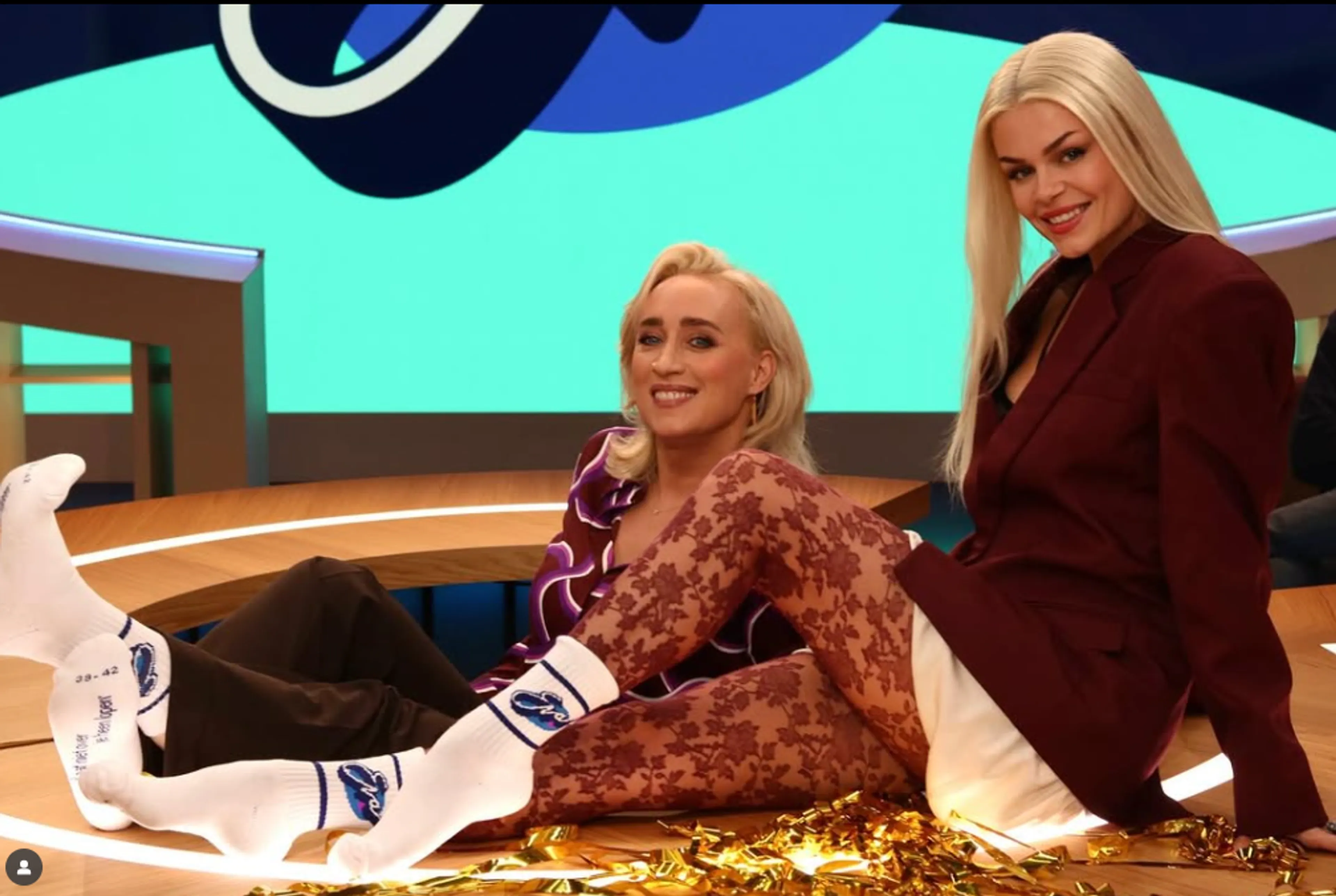 Eva Jinek slaat terug naar VI met sokkenfoto