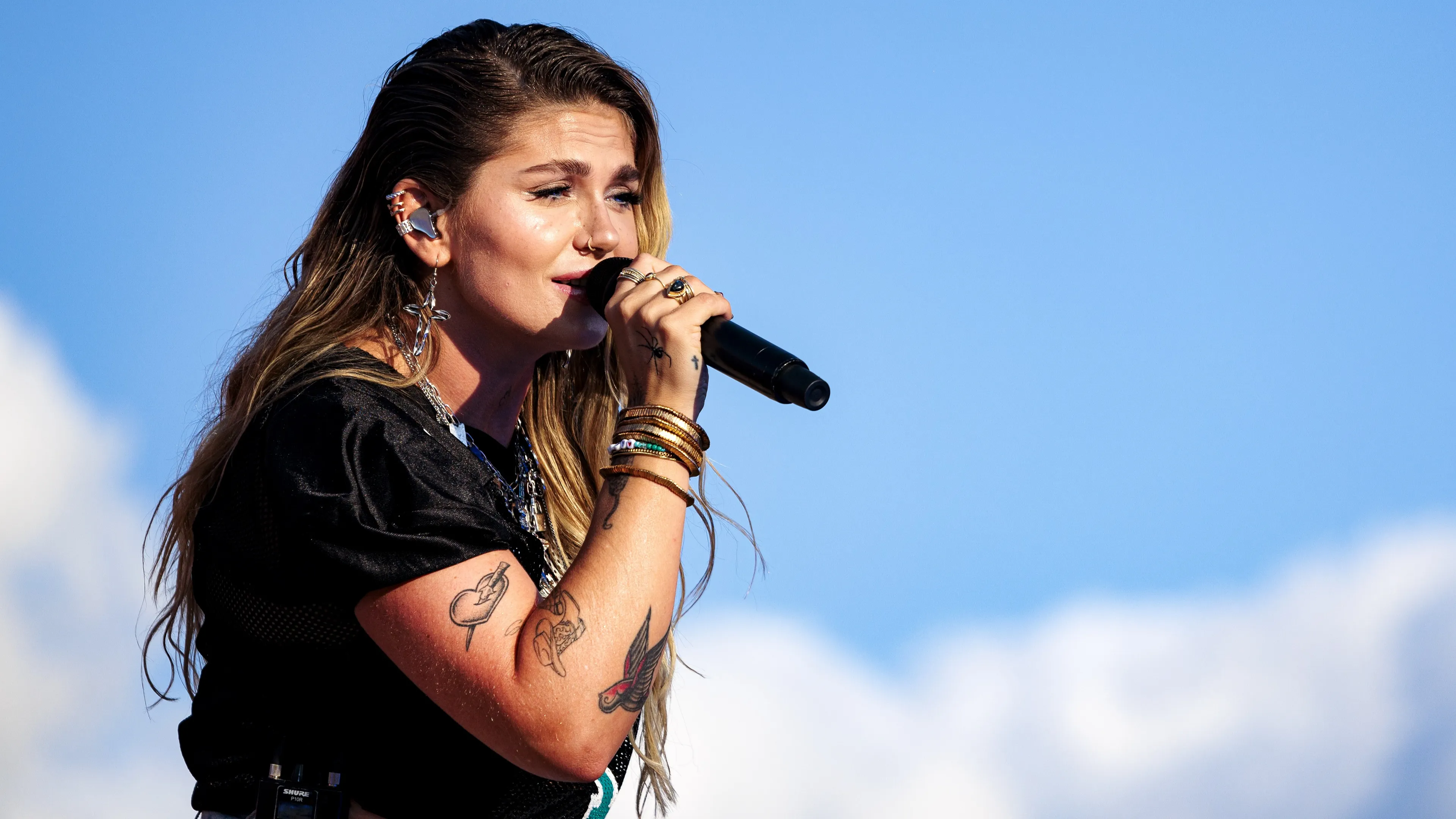 Emotionele Roxeanne Hazes overweldigd door terugkeer op het podium