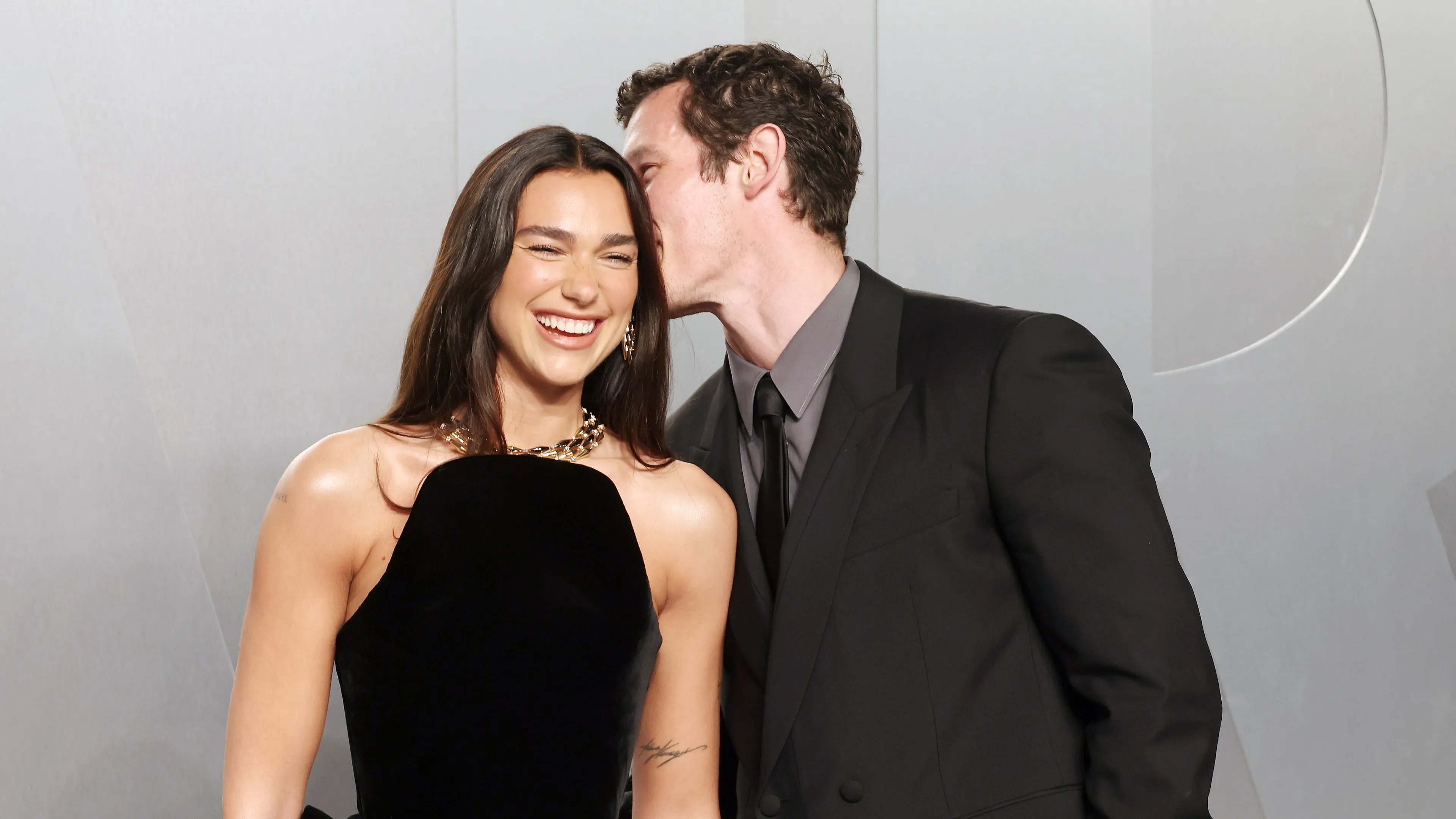 Zien: Dua Lipa straalt op trouwfoto's met Callum Turner