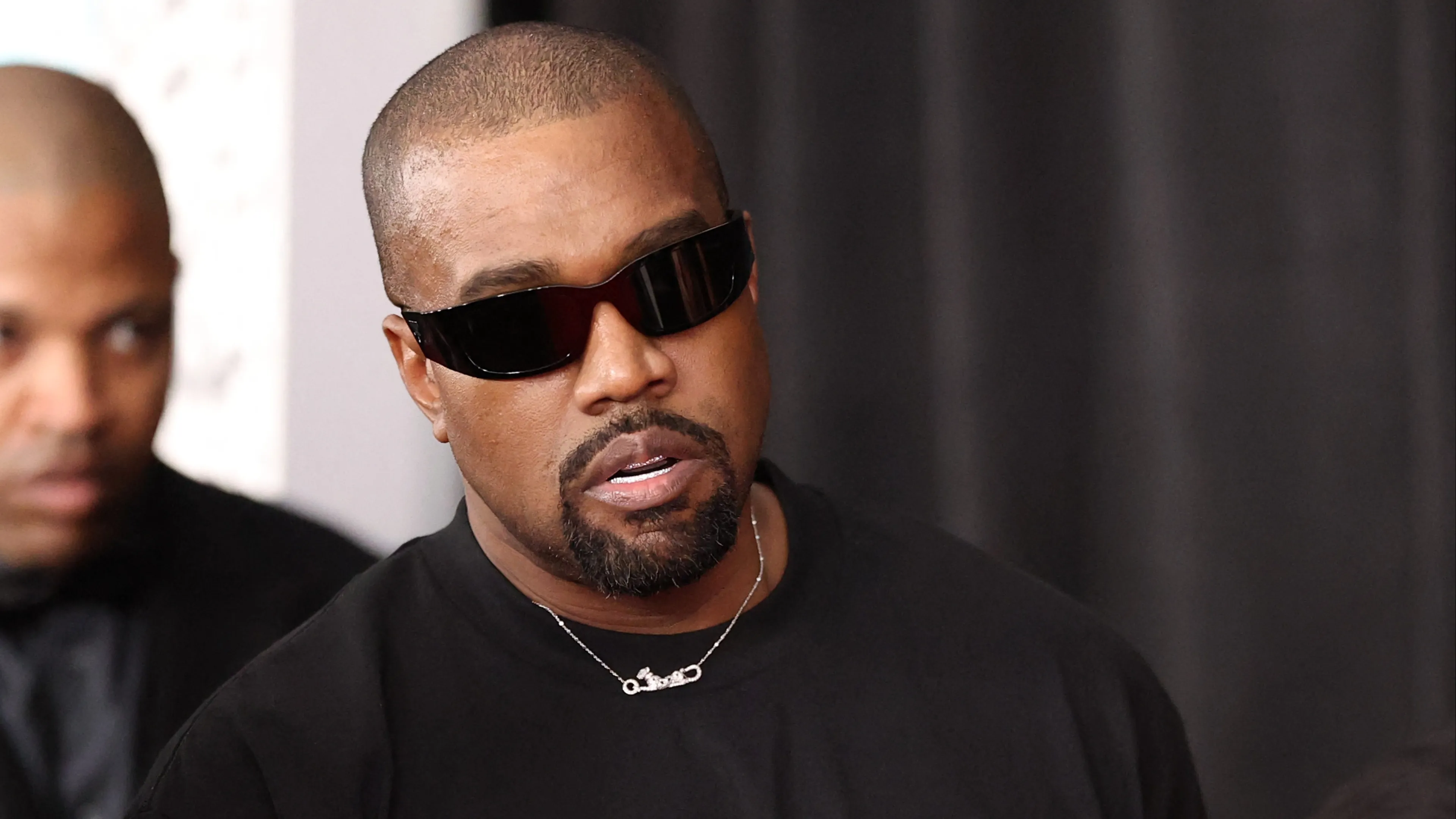Kolossale wachtrijen voor eerste tickets Kanye West in Gelredome