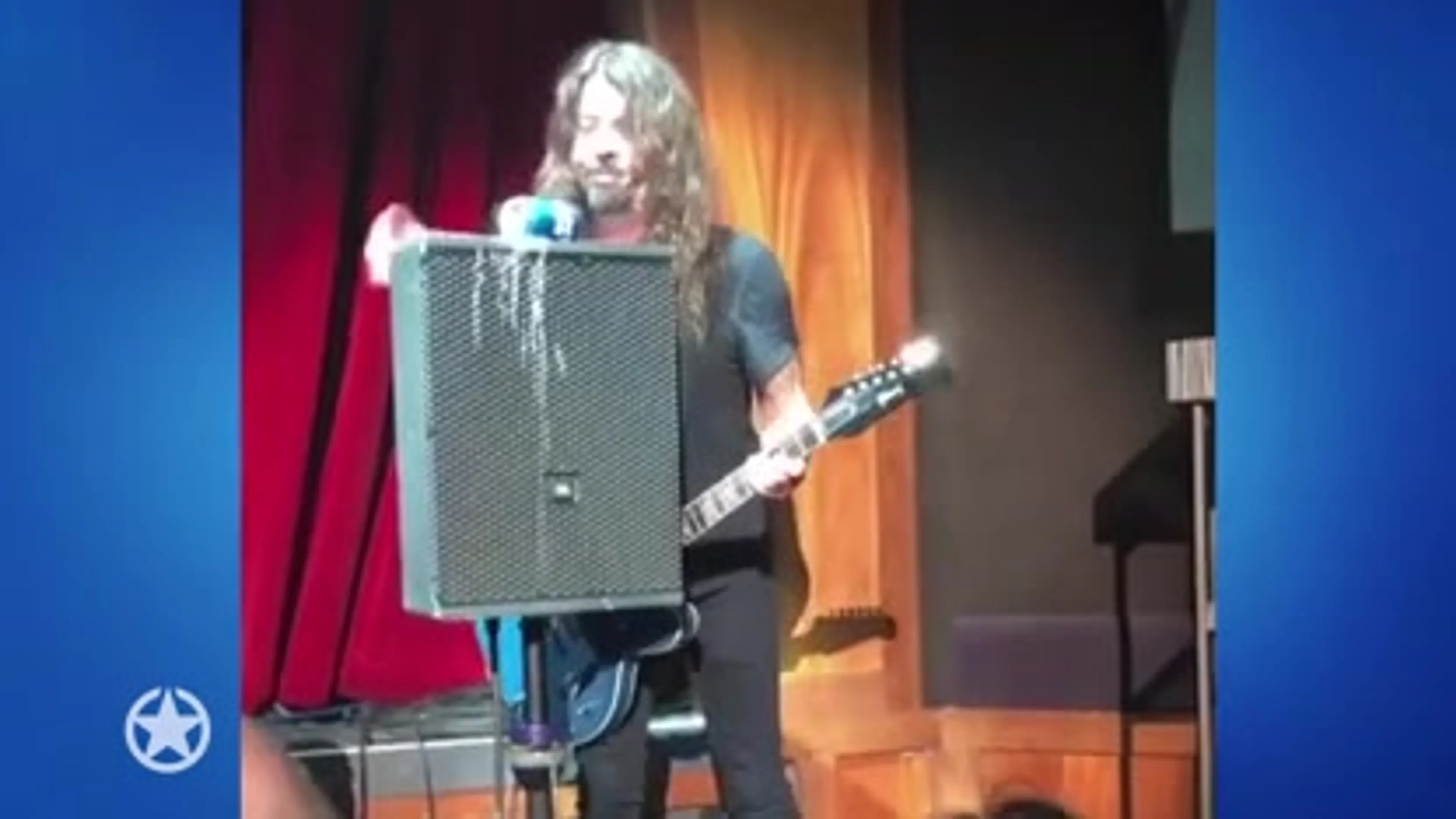 En alweer kukelt Dave Grohl van het podium!