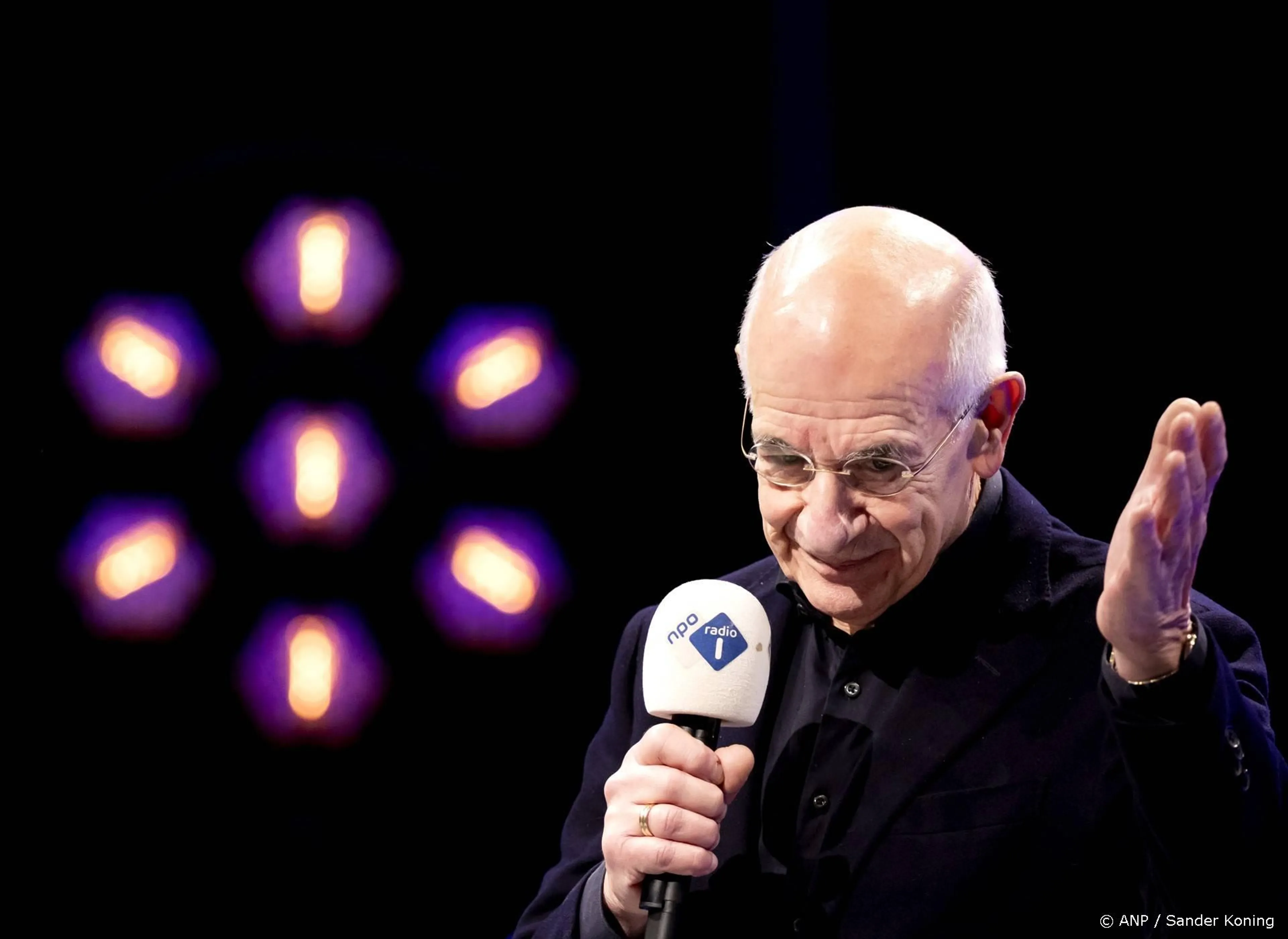Frits Spits neemt bijzondere prijs in ontvangst: 'Ben er stil van'