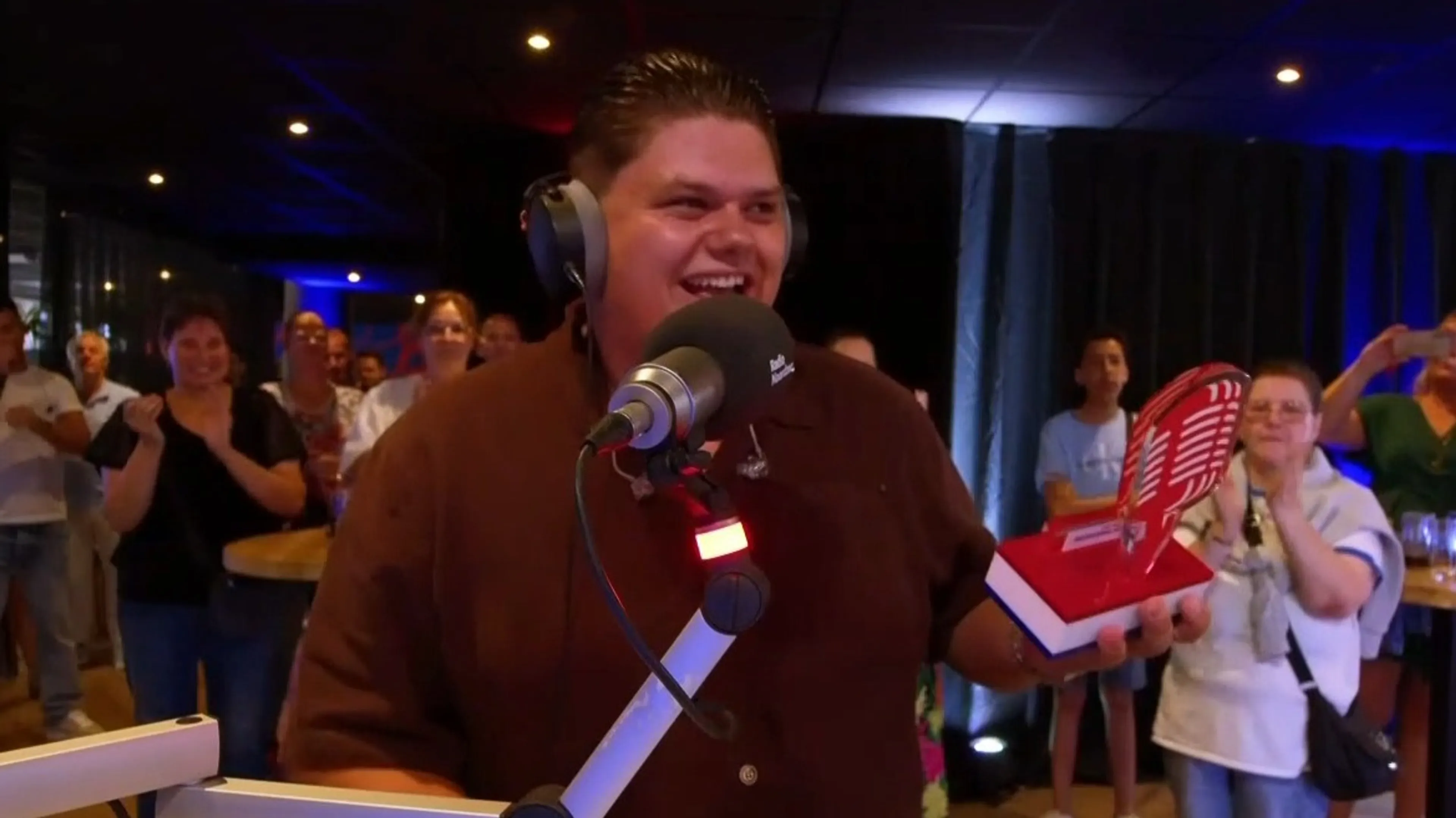 Cheerio-zanger Justen de Wildt neemt emotioneel bijzondere prijs in ontvangst