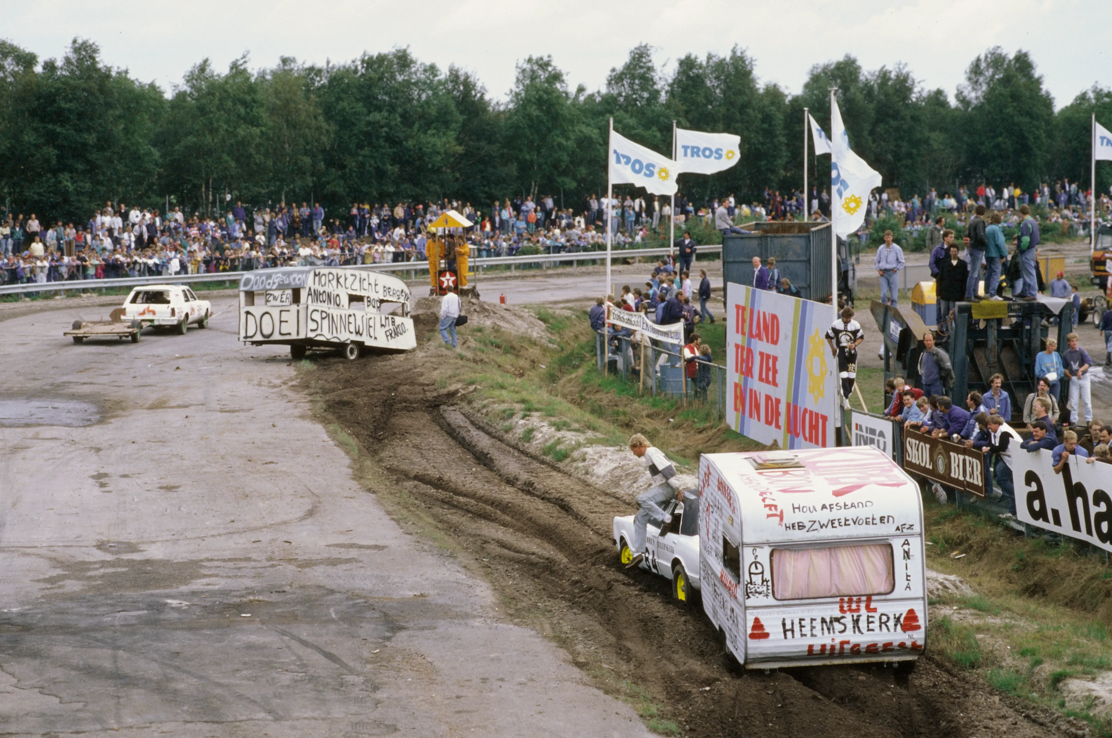 Jan Versteegh en Airen Mylene presenteren iconische caravanrace en achteruitrijden bij SBS6