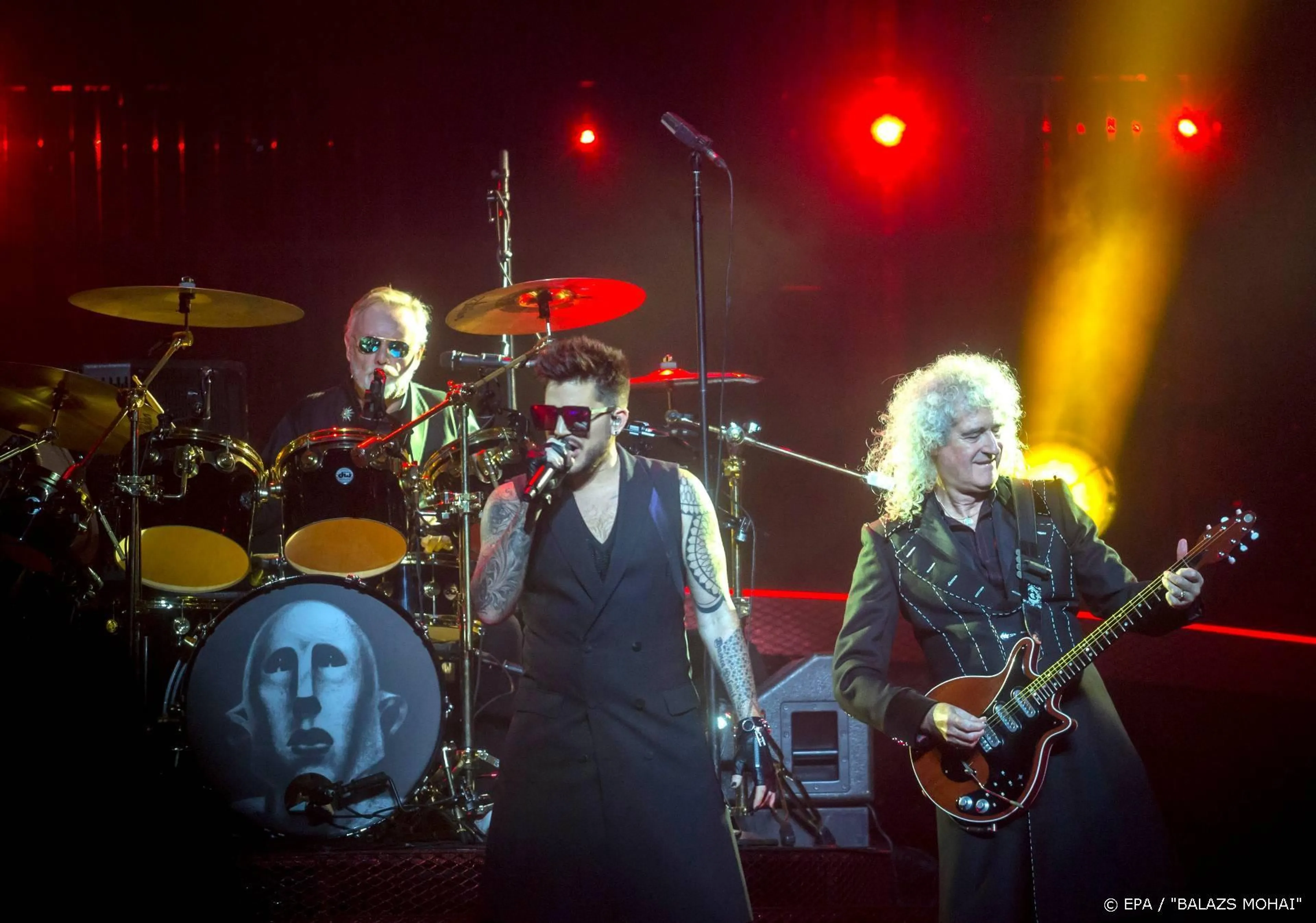 Queen zingt You Are The Champions voor zorgmedewerkers