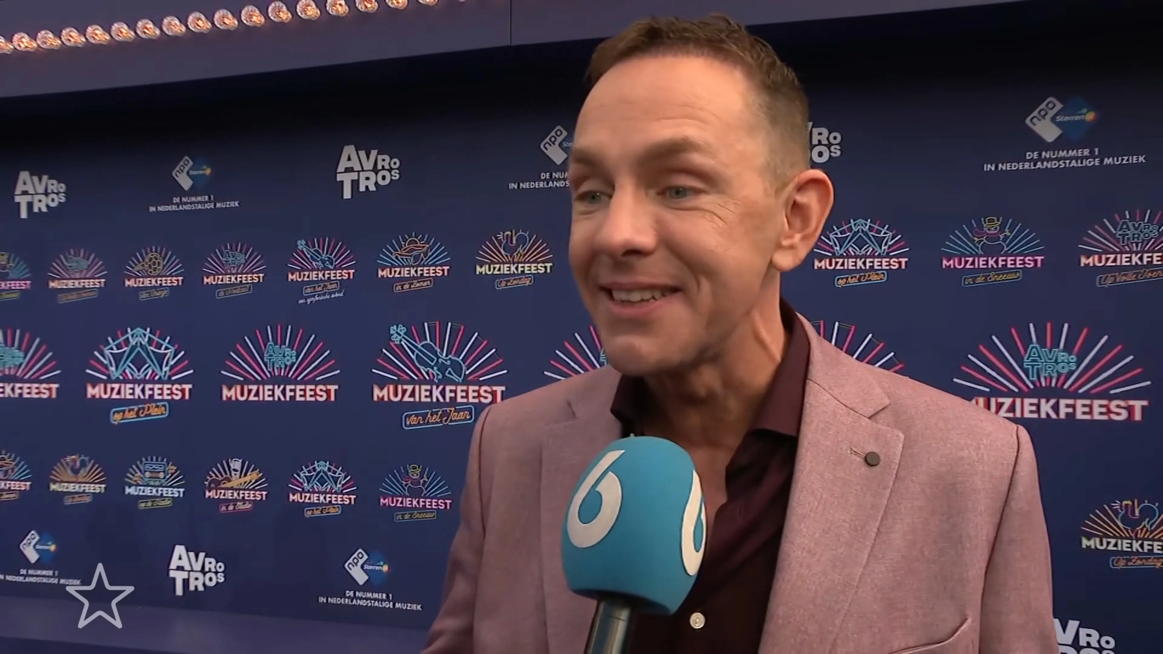 Na rol als lijk heeft Johan Derksen wél tekst in film van De Bevers