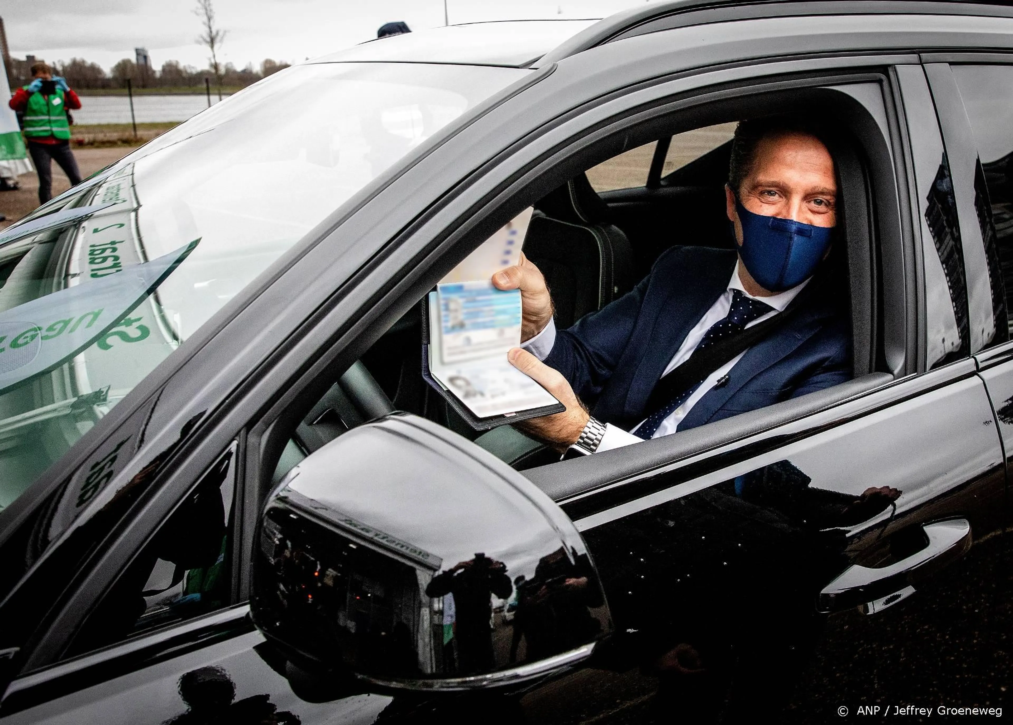 Redactie informeert Op1-gasten over thuisquarantaine De Jonge