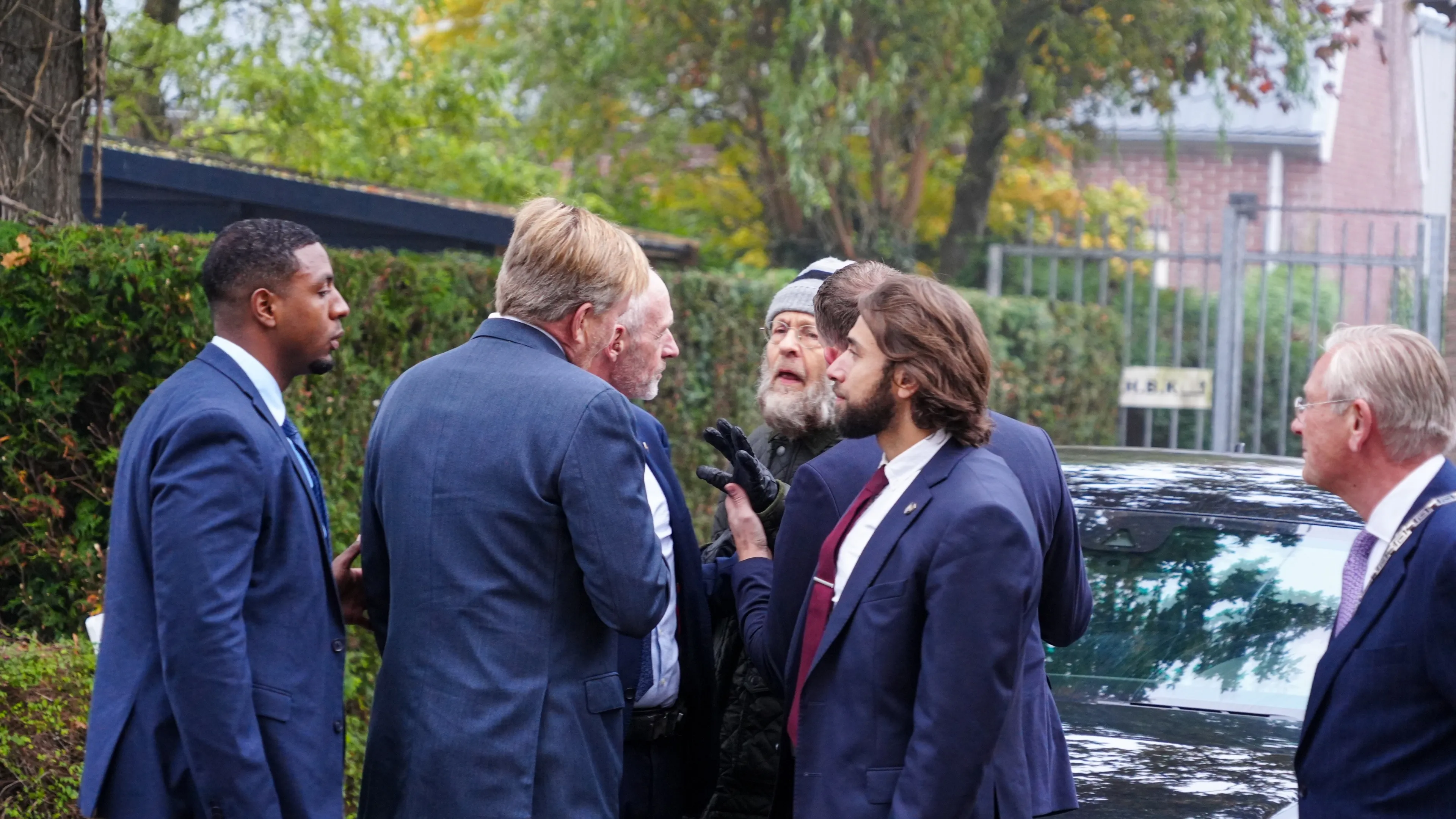 Man die verward oogt rent plotseling op koning Willem-Alexander af
