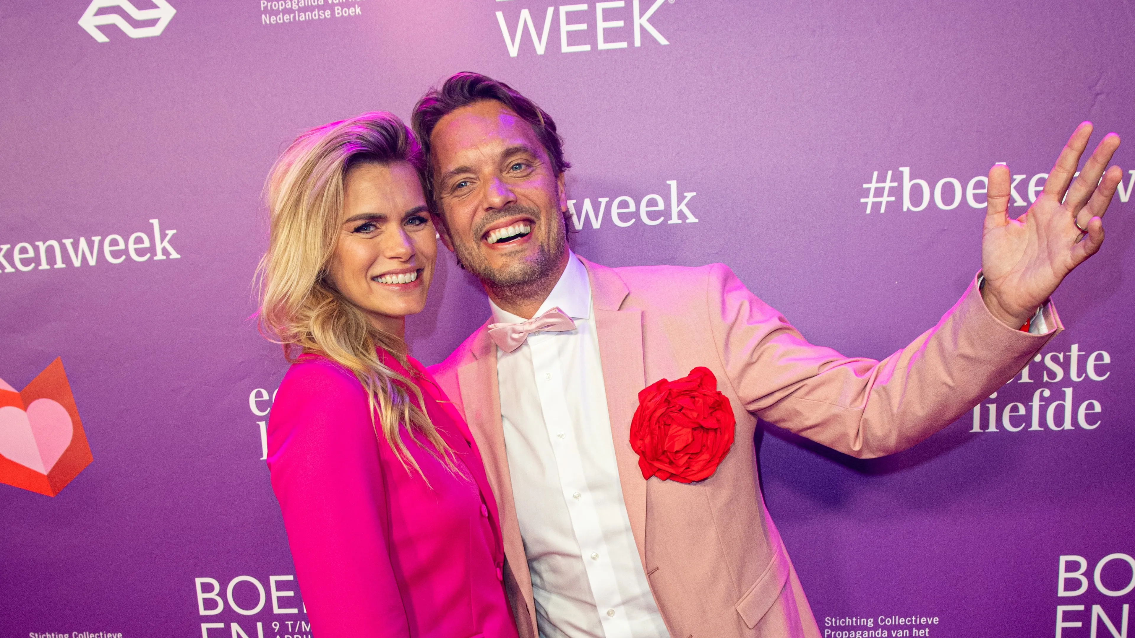 ZIEN: Bas Smit bezorgt Nicolette van Dam een romantisch moment