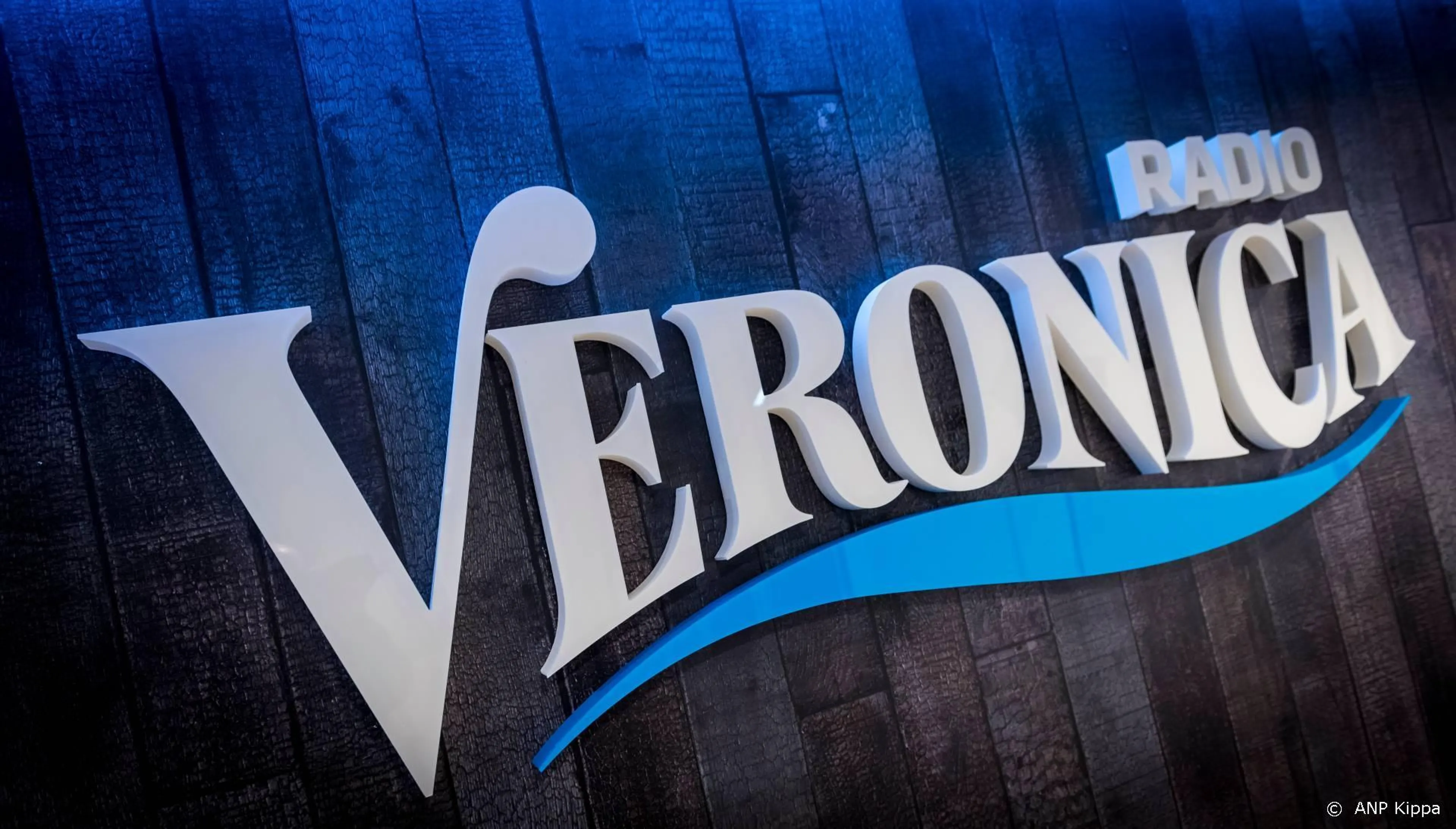 Tim Akkerman eert jarige Veronica met liedje voor naamgenoten