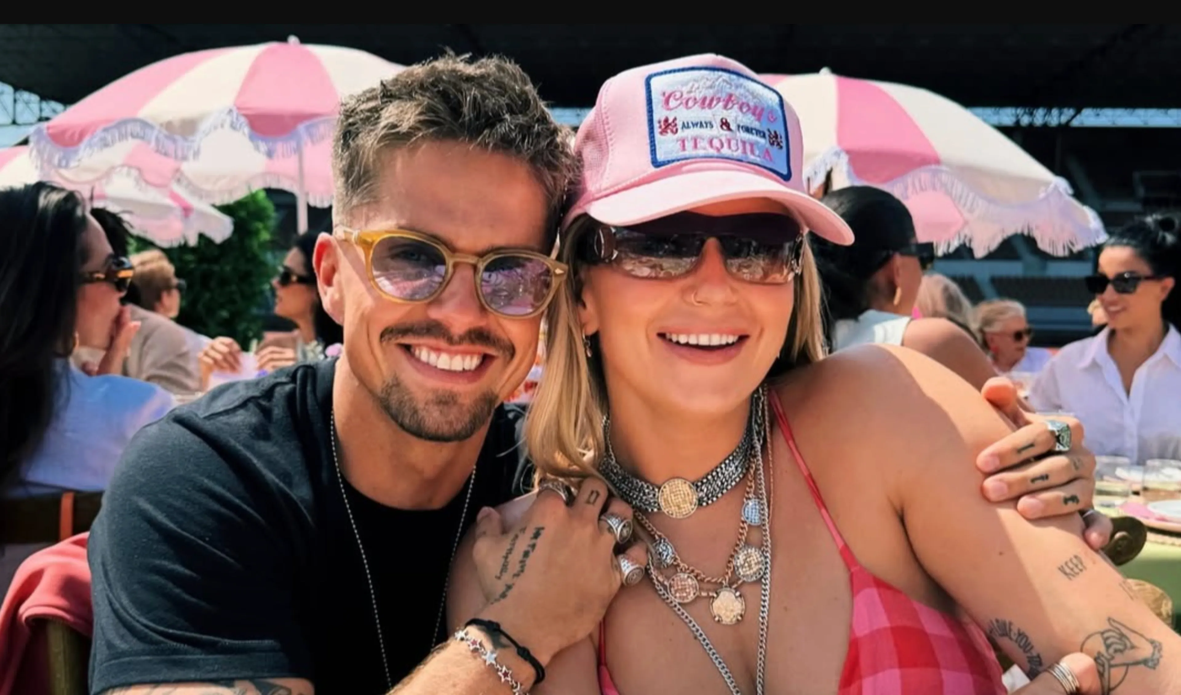 André en Roxeanne praten niet meer over hun moeder: 'Niemand gelooft het'
