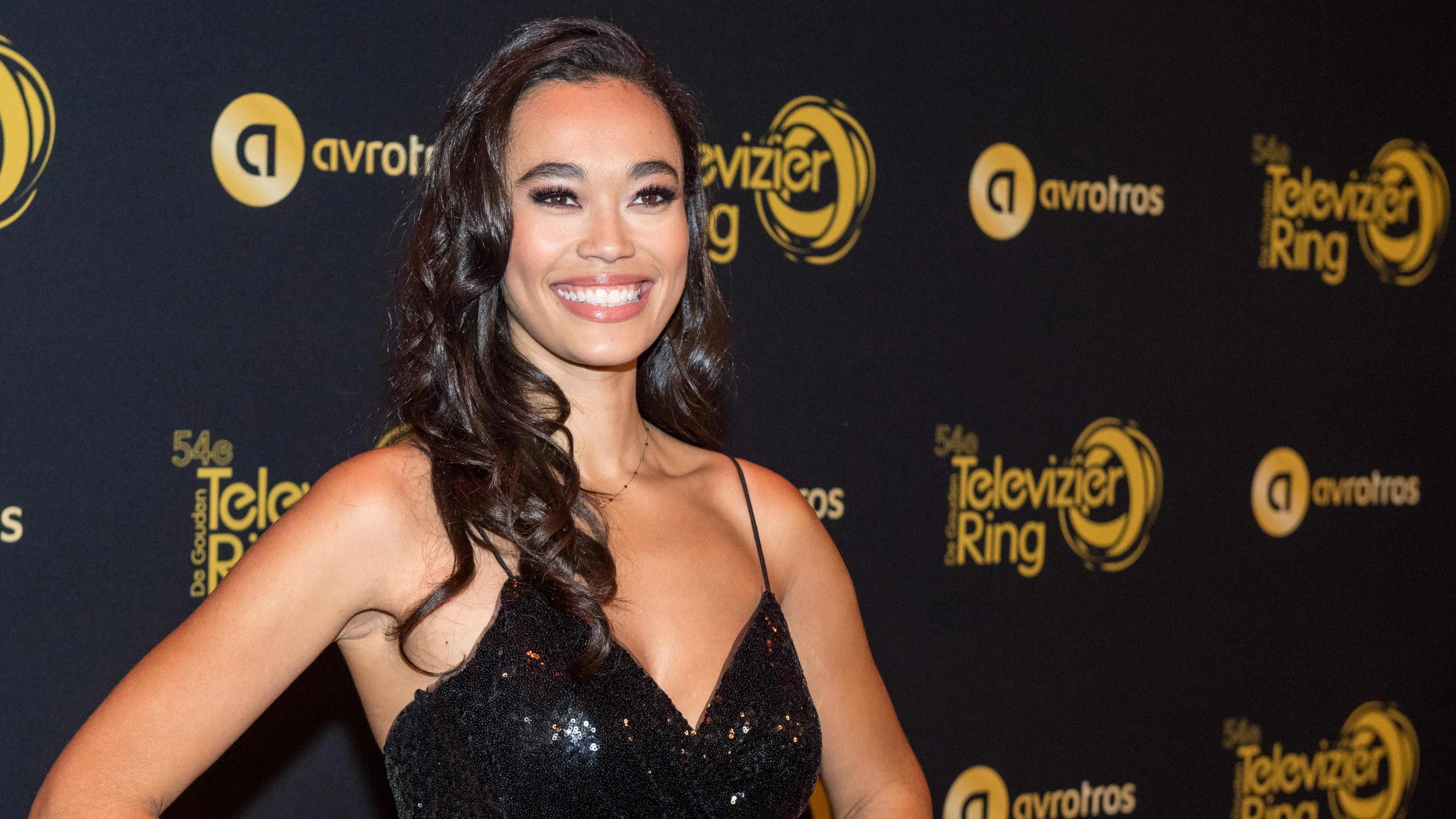 ZIEN: 'Invaller' Romy Monteiro showt Songfestival-outfit