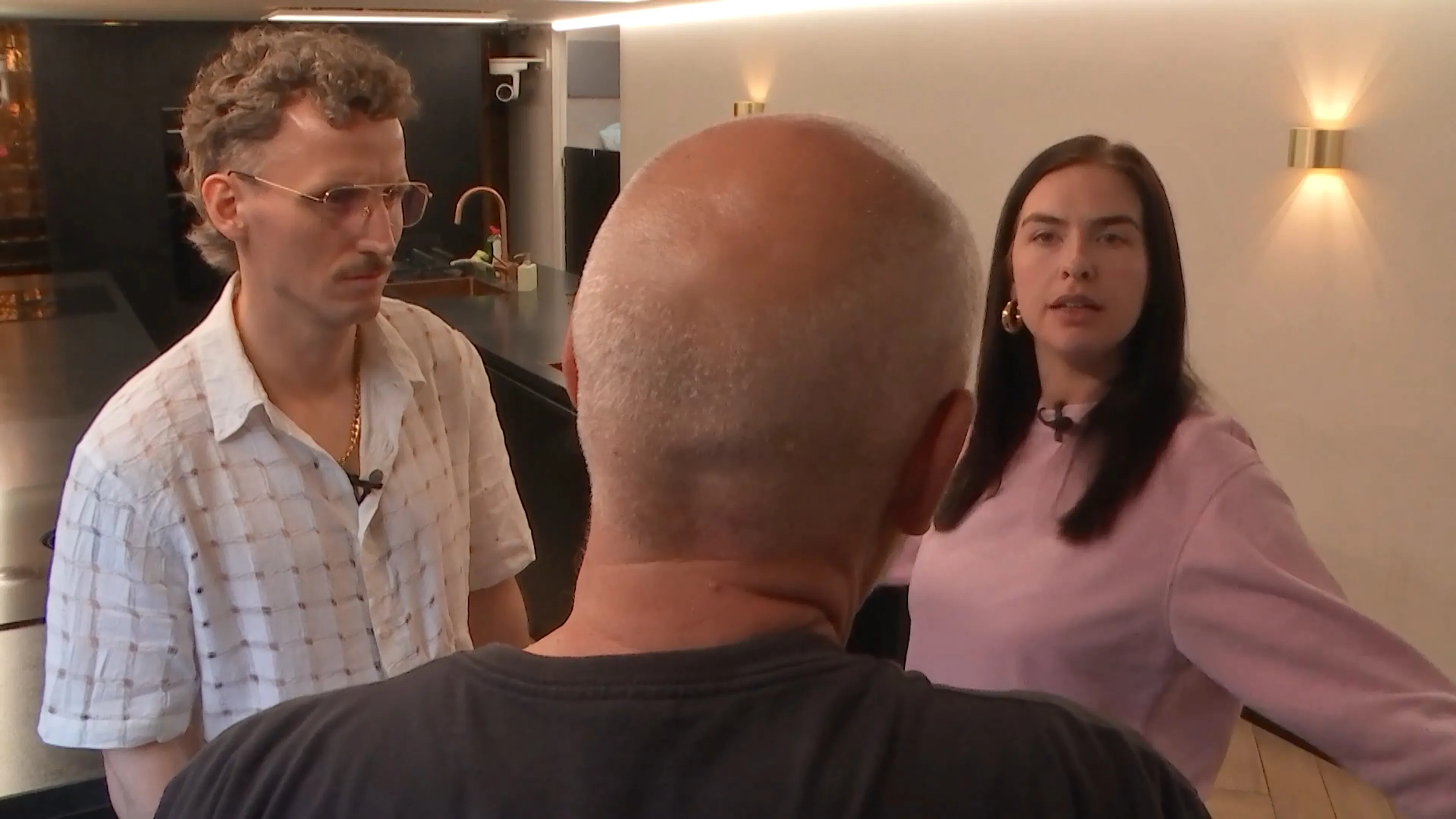 Frank en Roxy discussiëren over de schoonmaak