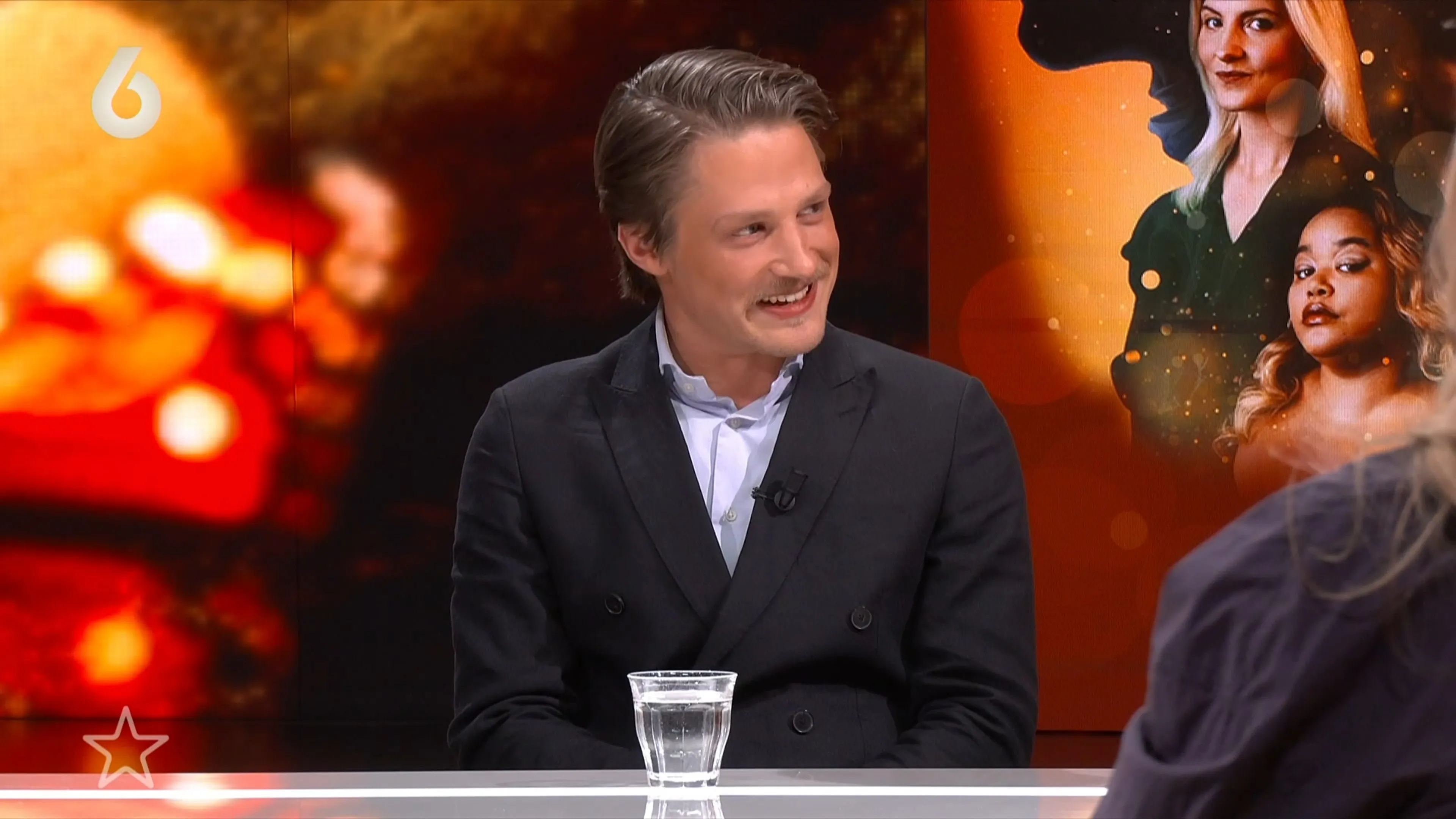 Acteur Joes Brauers druk aan het repeteren voor SPINOZA