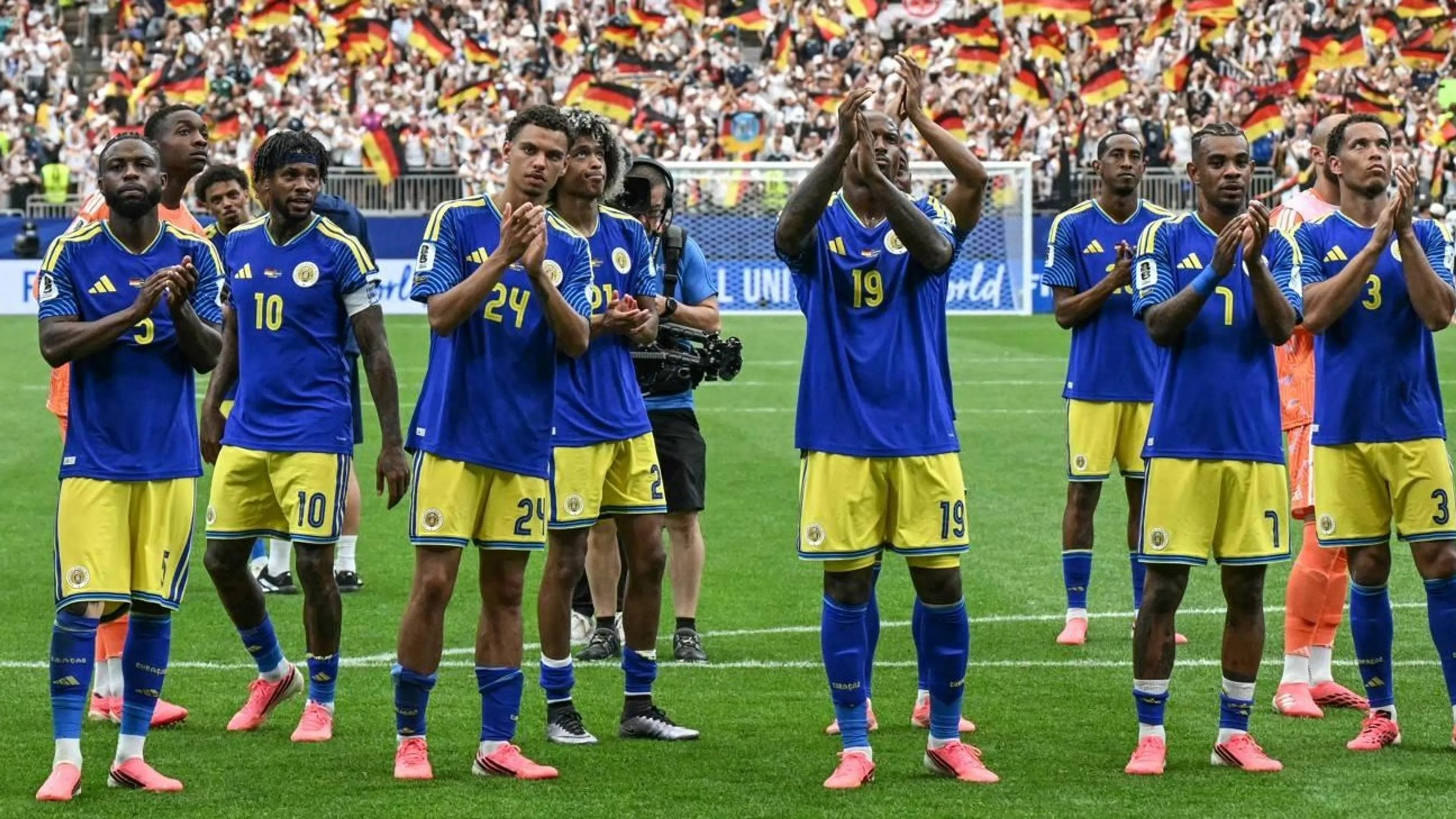 Jandino in tranen om WK-debuut Curaçao: 'Wat er vandaag gebeurd is...'
