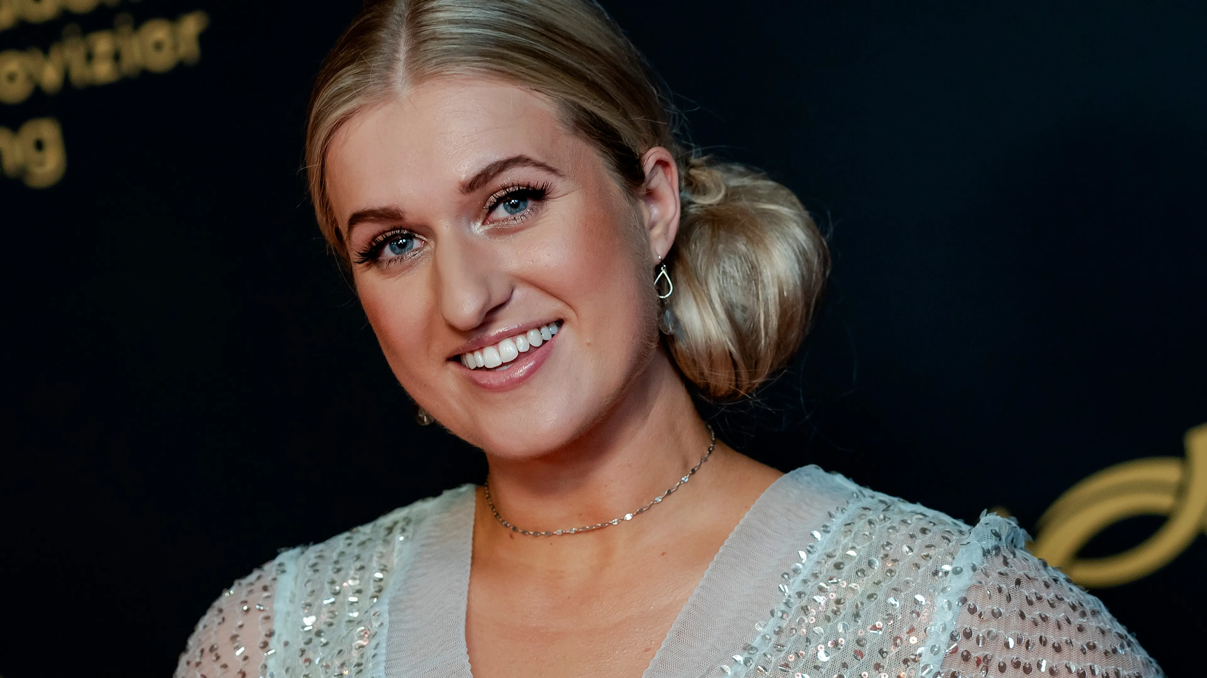 Britt Dekker komt belofte na en betaalt haartransplantatie