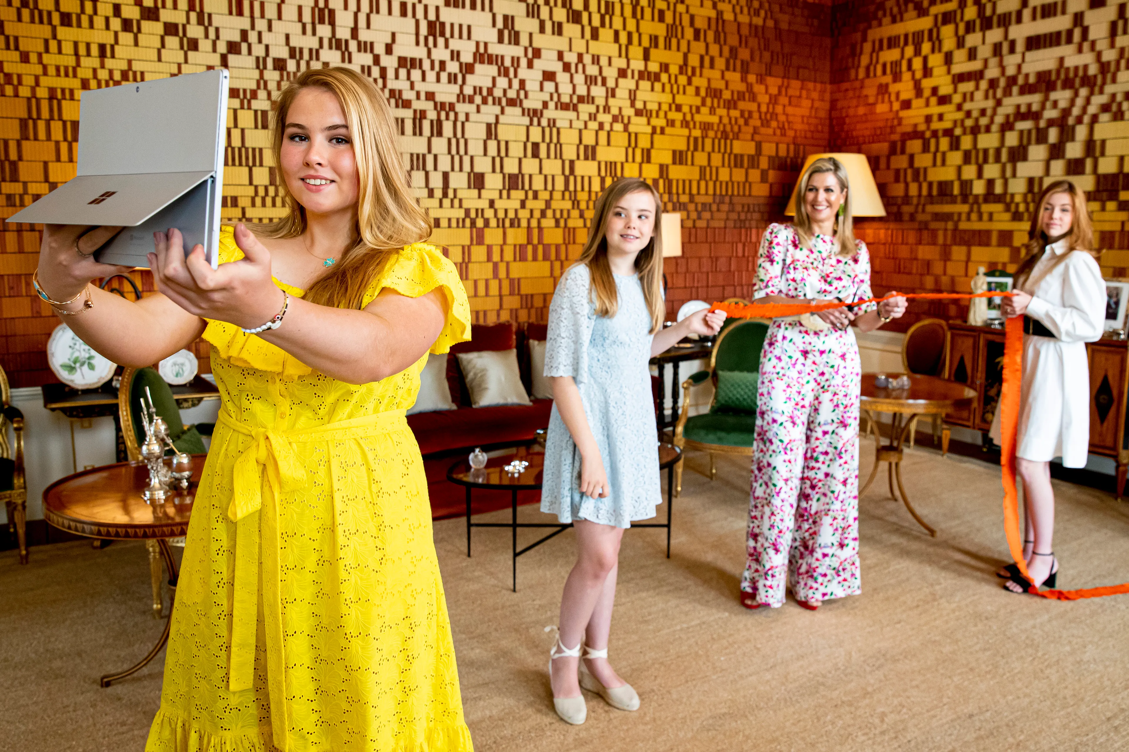 Máxima en prinsessen openen digitale kleedjesmarkt