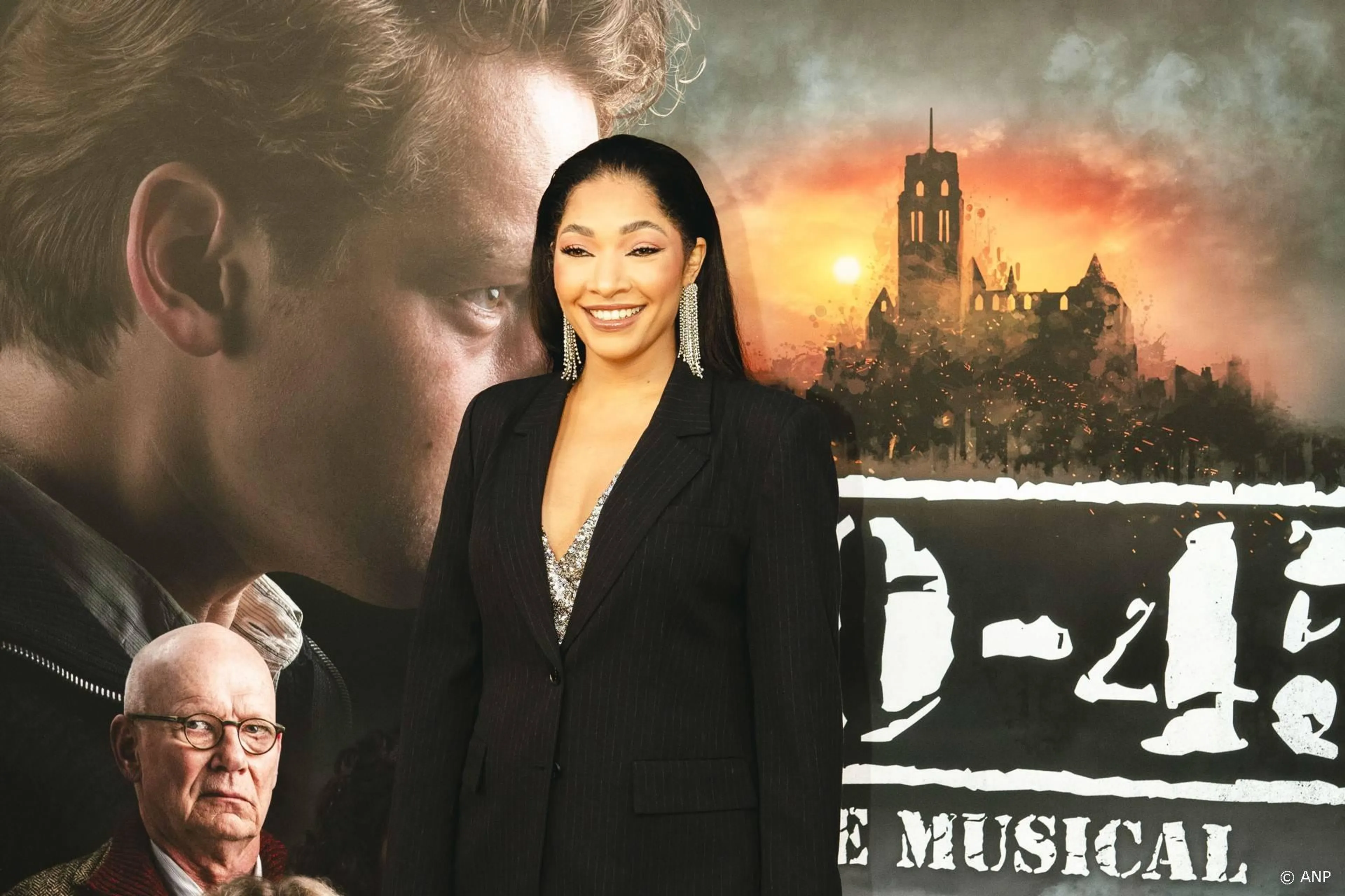 April Darby focust zich na Moulin Rouge! op muziekcarrière