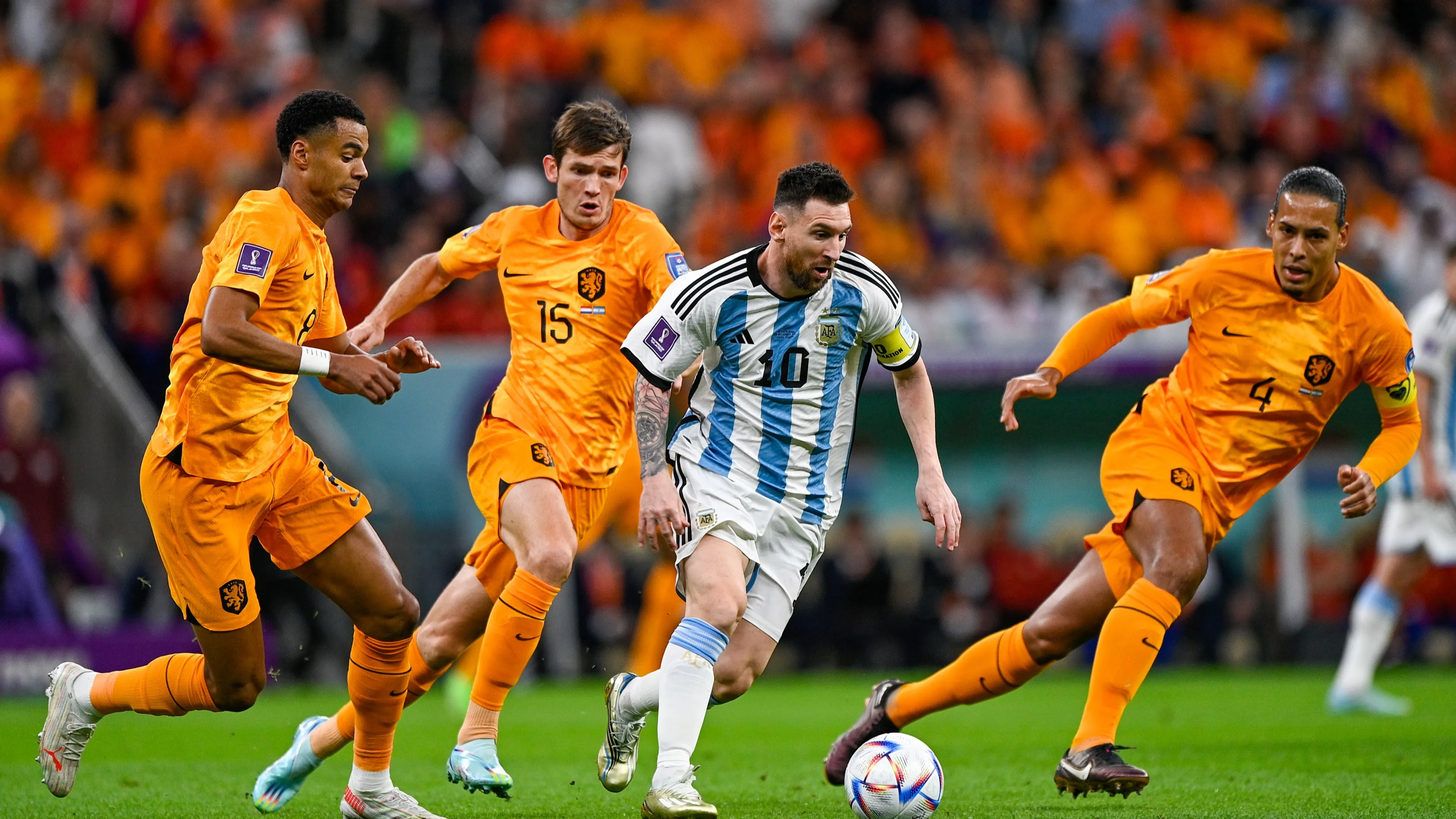 Supporter rent het veld op tijdens kwartfinale van Oranje op WK
