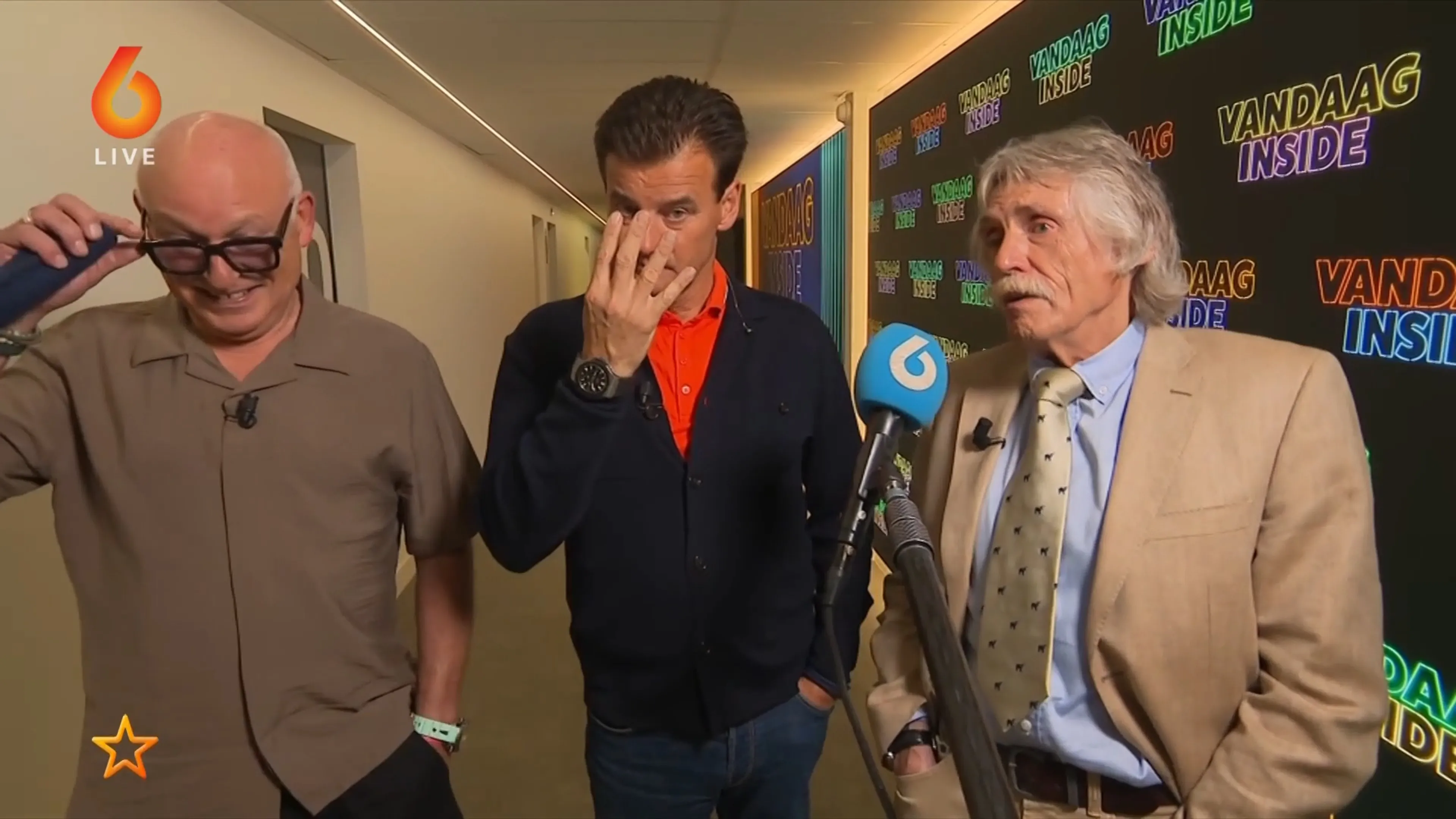 De sfeer zit er goed in bij Vandaag Inside-trio: 'Albert Verlinde gaat op zijn knieën terugkomen'