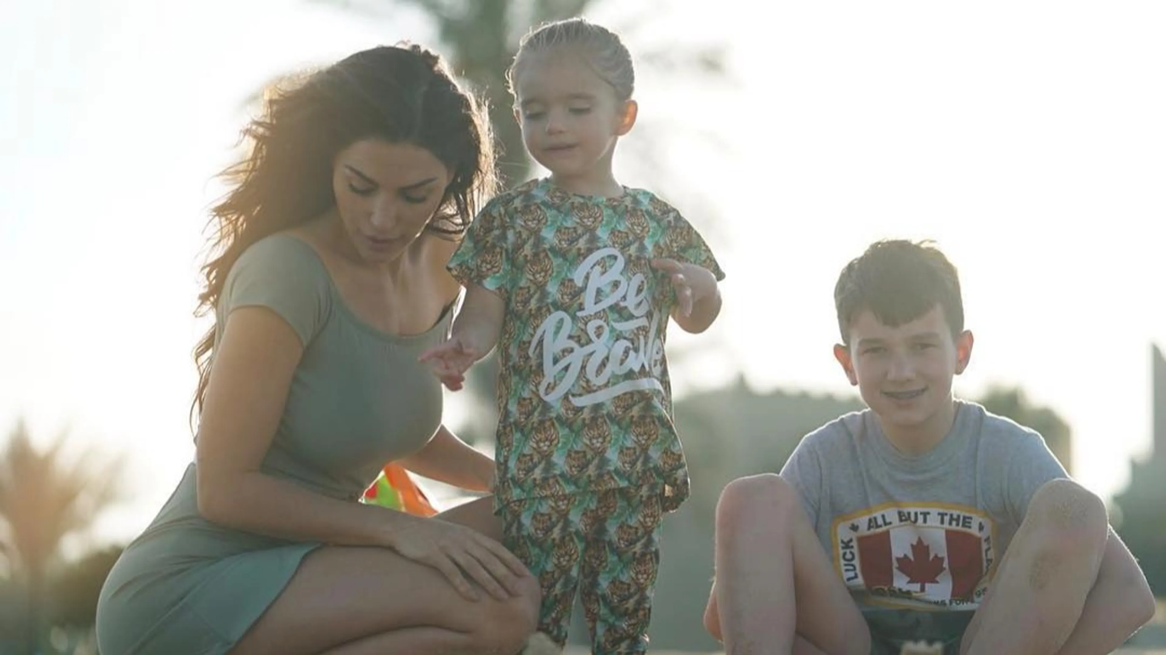 ZIEN: broertjes Jessey en Xess Xava herenigd samen met Yolanthe