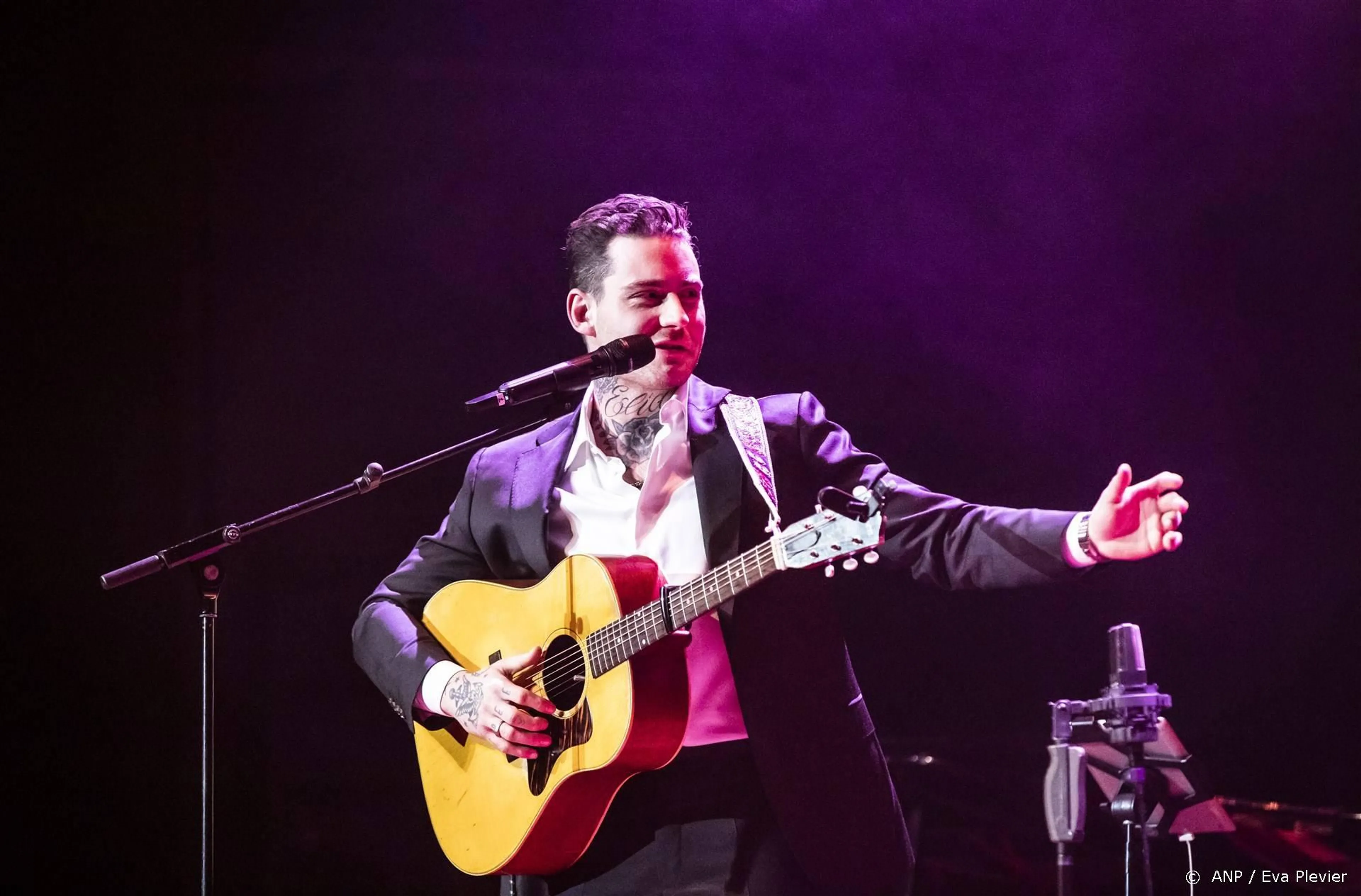 Douwe Bob spreekt Mia en Dion moed in
