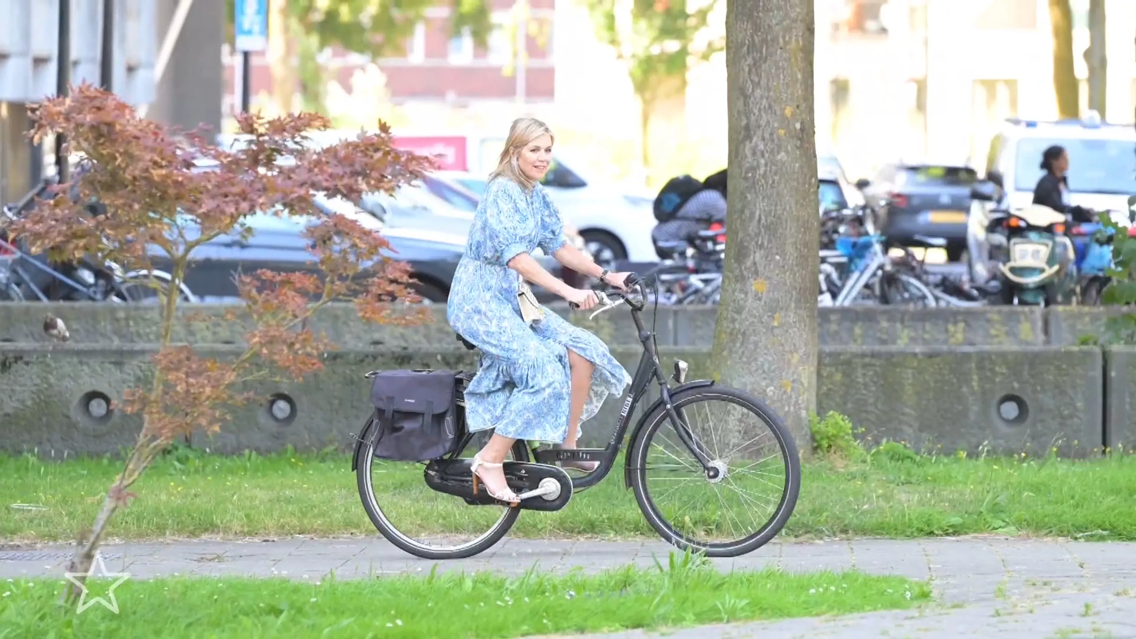 Koningin Máxima fietsend gespot door Amsterdam-Zuidoost