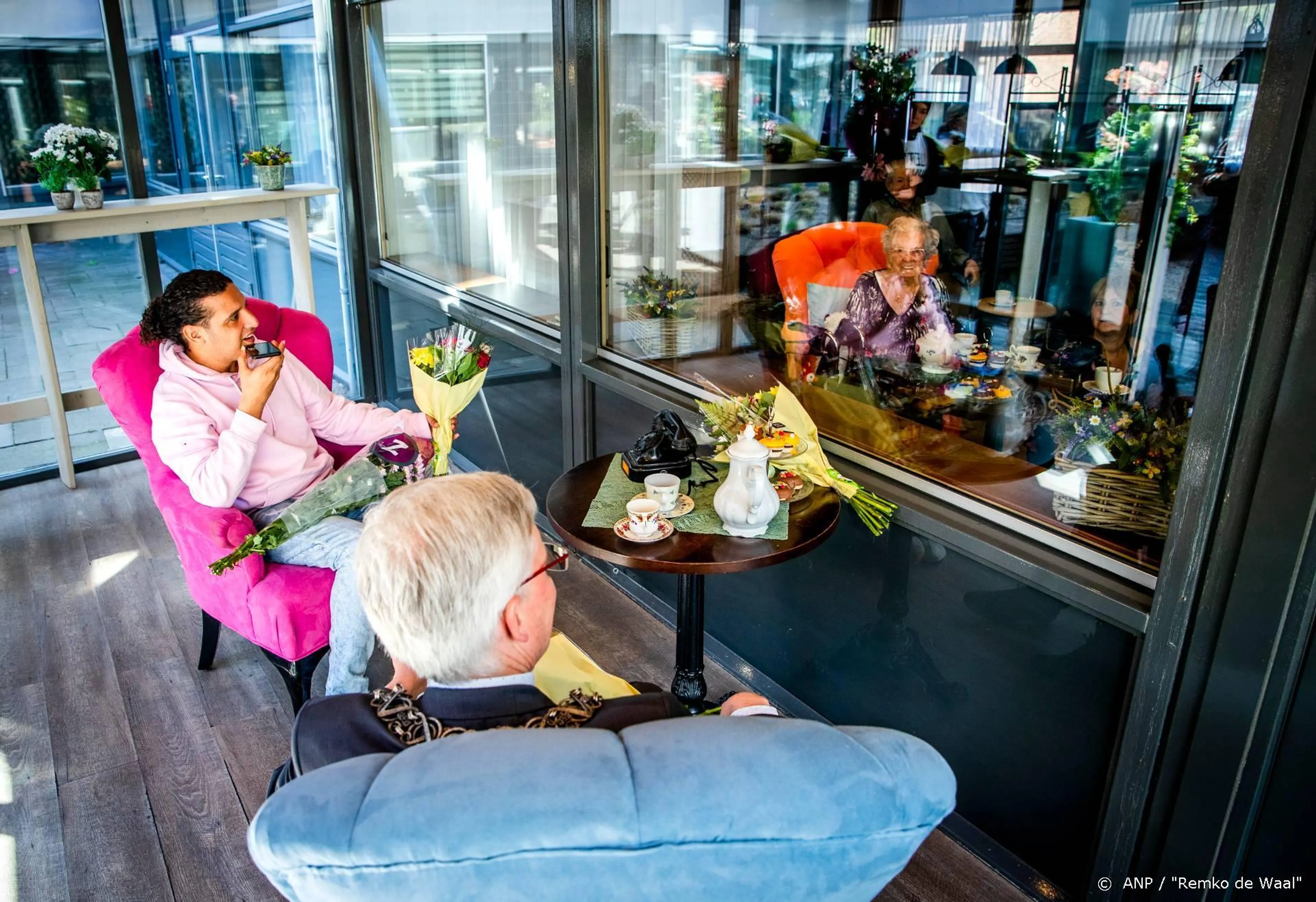 Ali B laat ouderen en kinderen samen Delfts blauw beschilderen