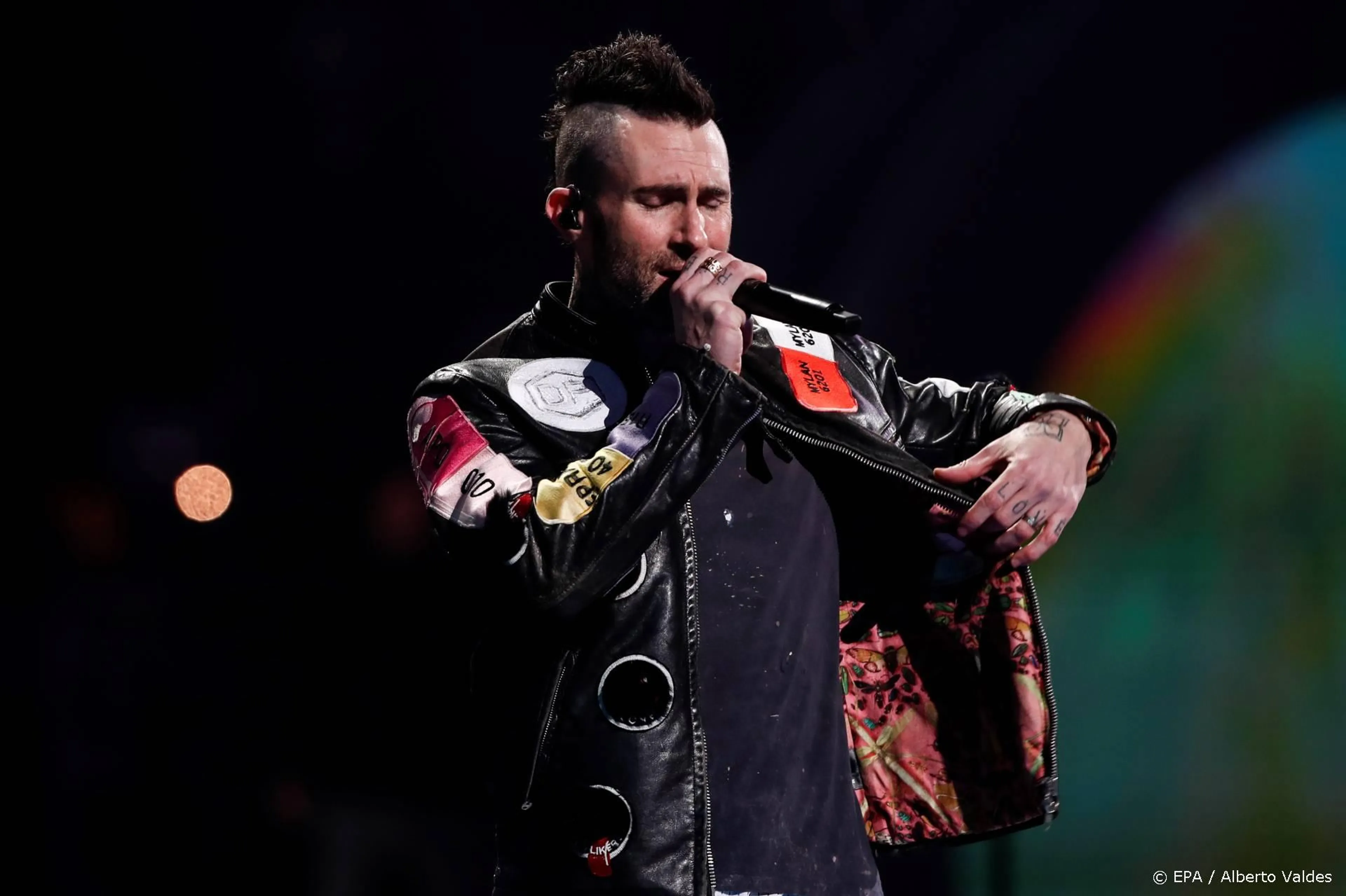 Maroon 5-zanger bekent virtueel overspel: 'Ging over de schreef'