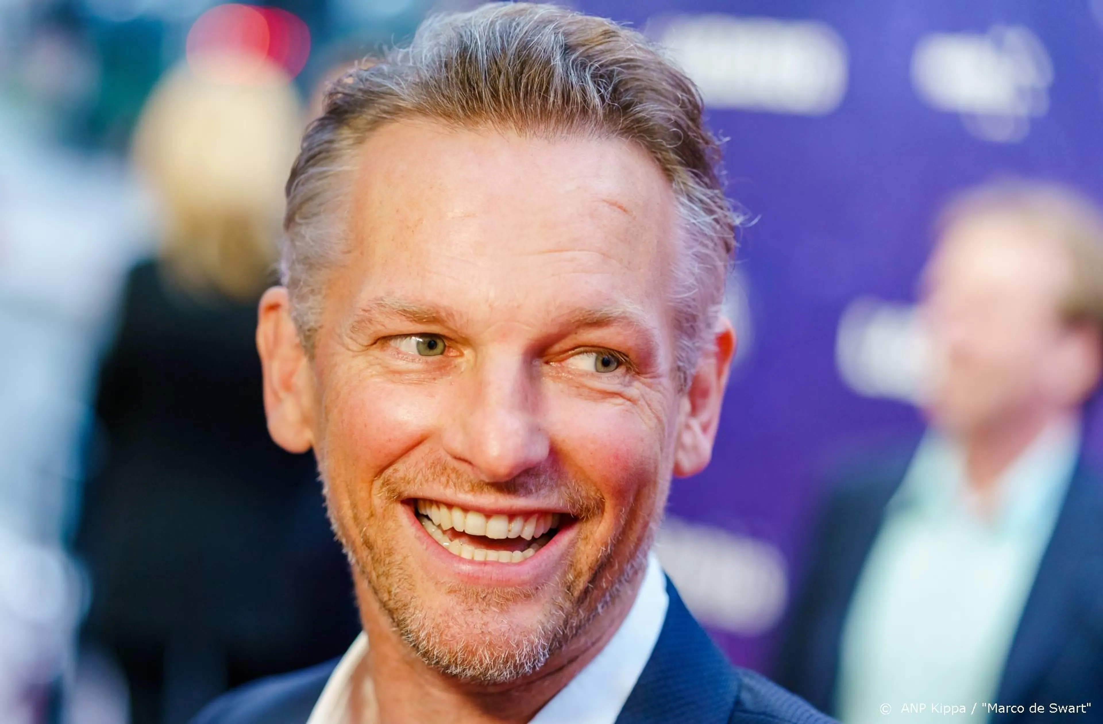 Barry Atsma gaat met mondkapje draaien in Duitsland