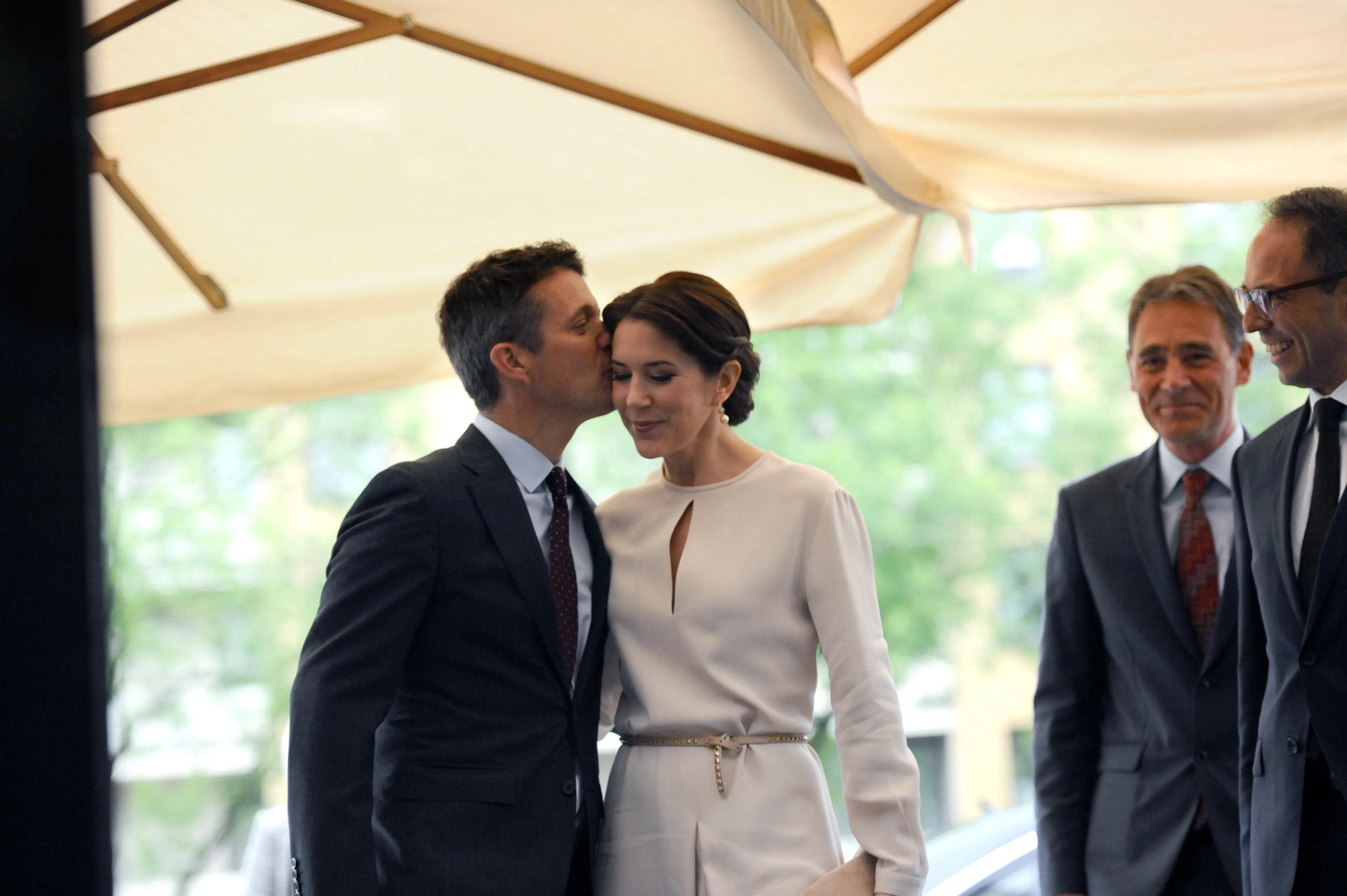 CUTE! Valentijnsdag is kusjesdag voor de royals