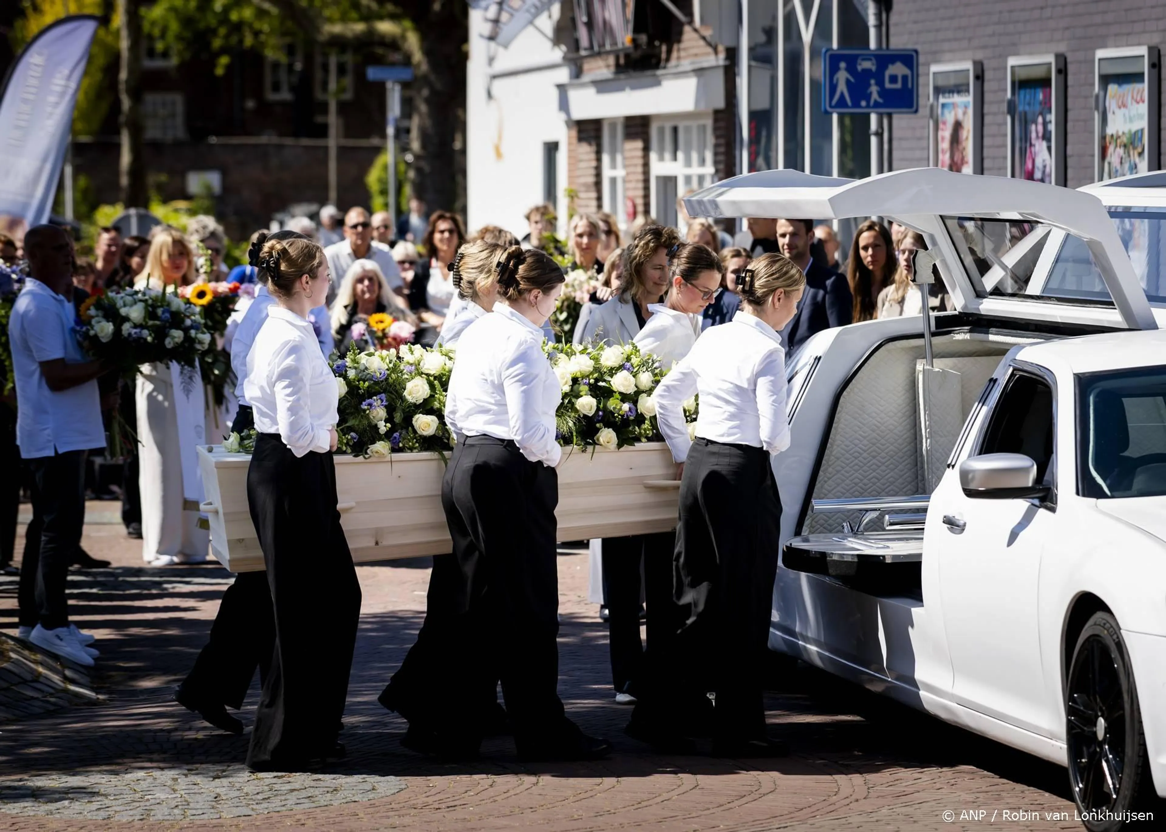Massaal luid applaus voor overleden Jade Kops, duizenden mensen bij emotioneel afscheid