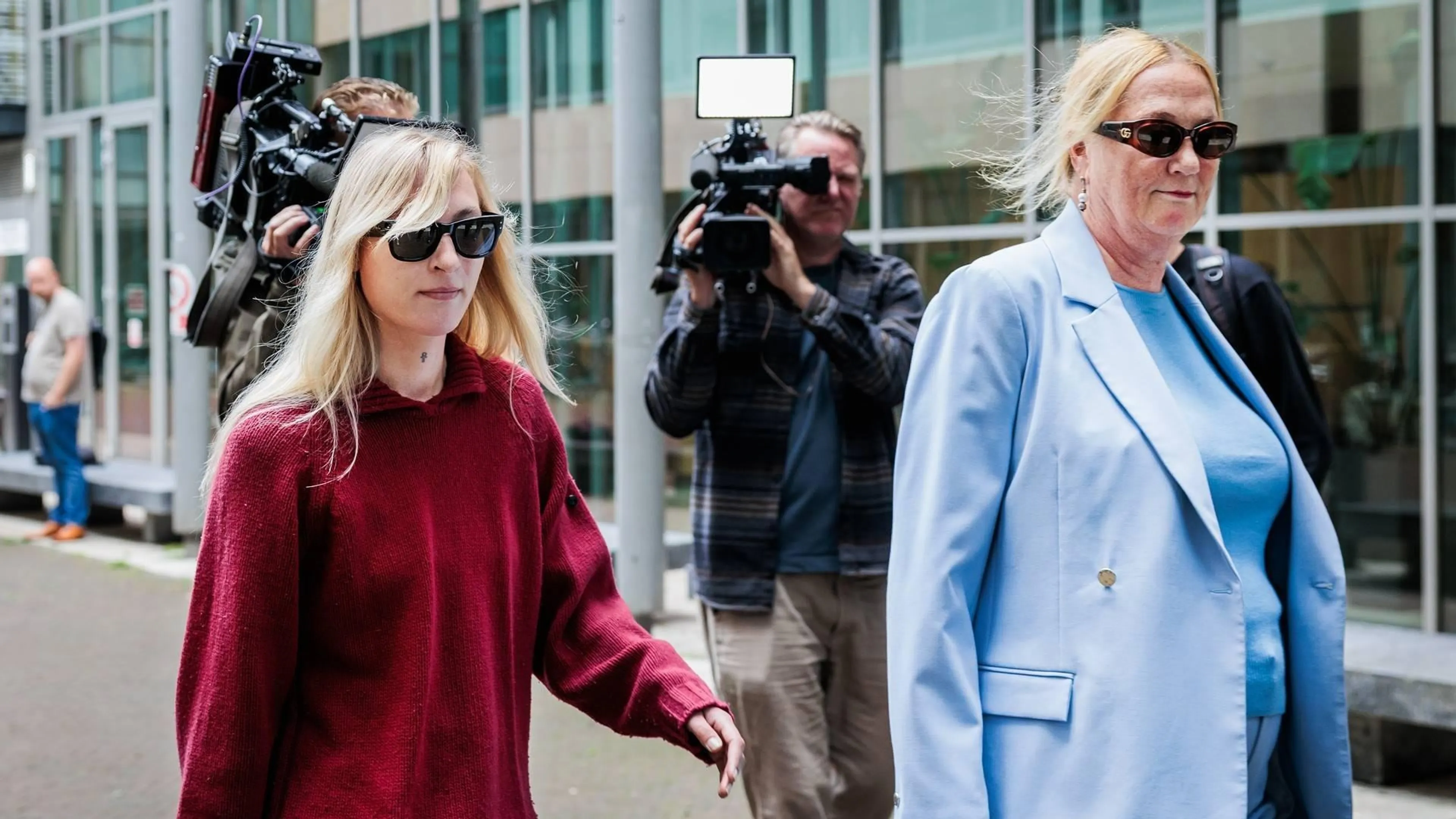 Moeder van S10 belaagd na rechtszitting, politie grijpt in