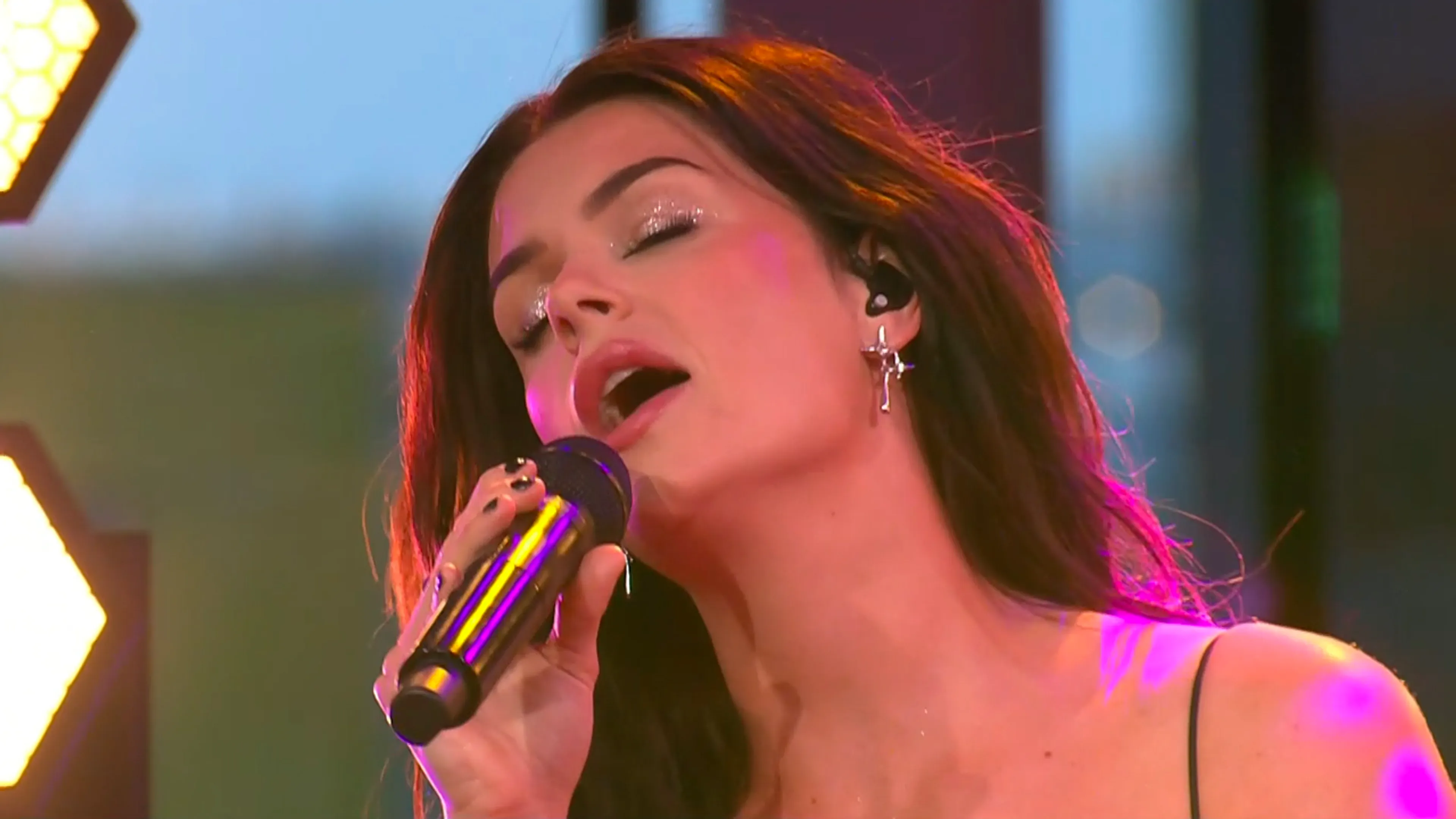 Davina Michelle zorgt met 'All Is Ours' voor een prachtige opening van De Oranjezomer
